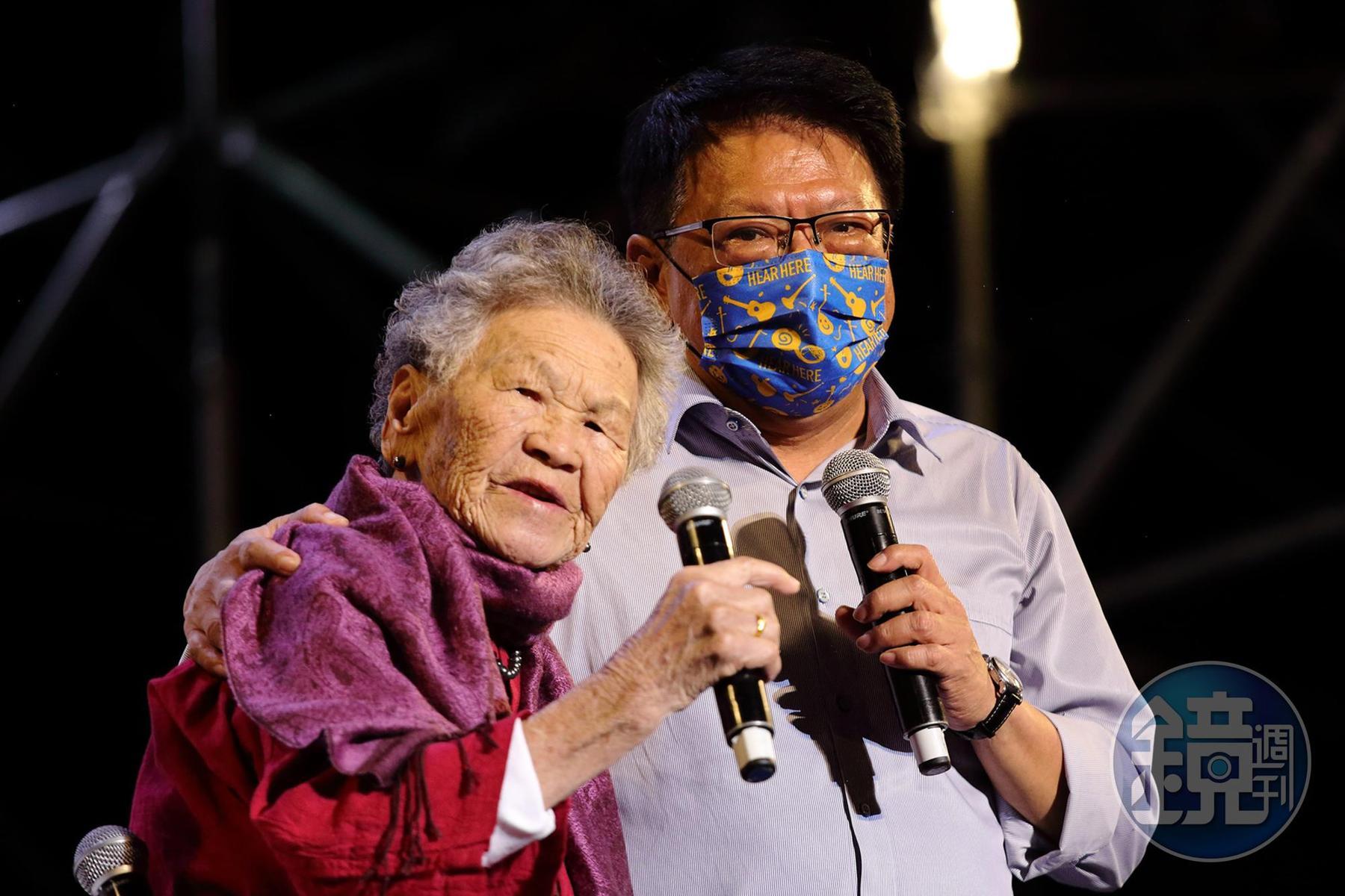 高齡90歲的國寶級傳藝師陳英,在現場表演一段經典唱法的《思想起》