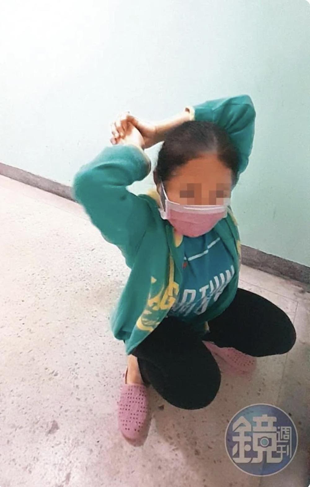 被虐印尼女看護還原被上手拷轉動情形。(讀者提供)