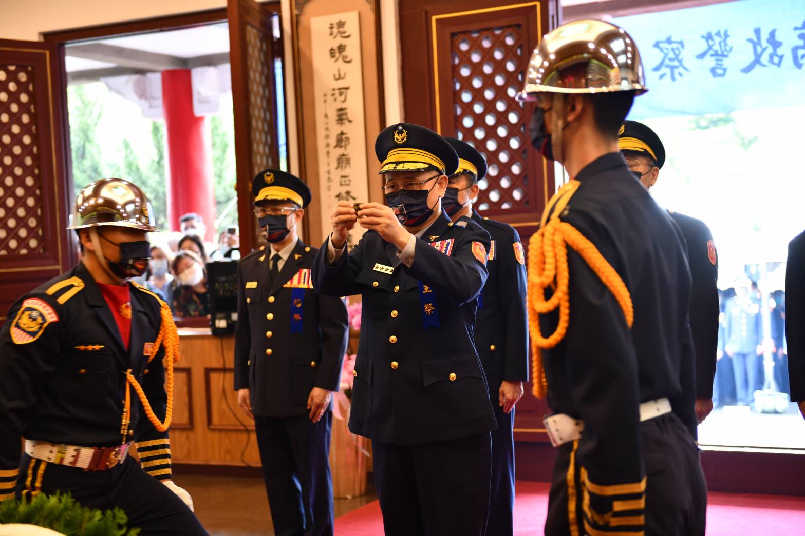 警政署長陳家欽上香致意。（警政署提供）