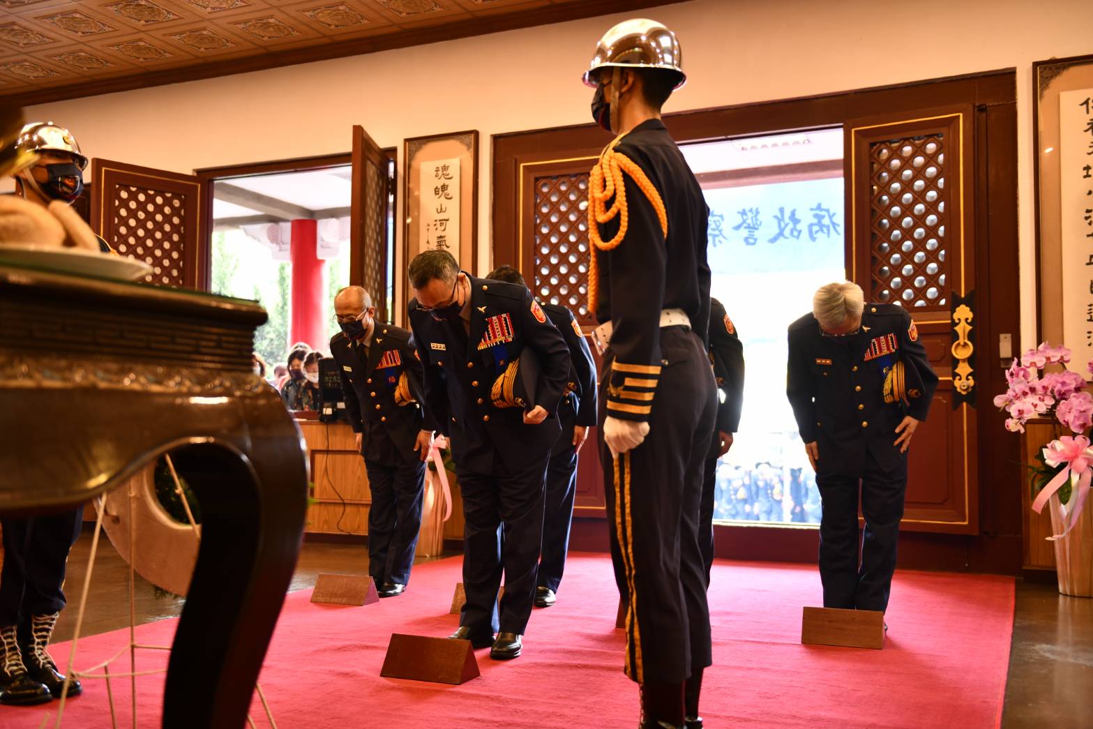 警政署長陳家欽鞠躬致敬。(警政署提供)