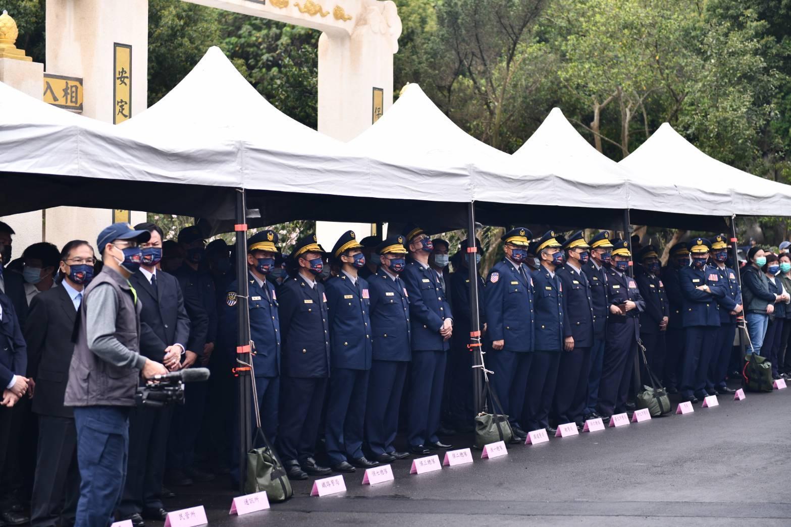 警察代表隨同祭拜。（警政署提供）