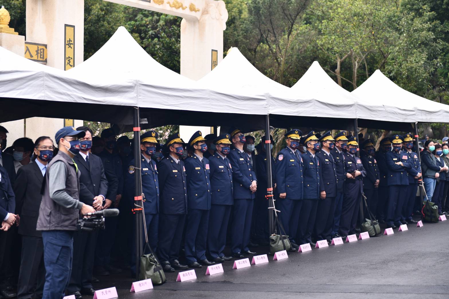 警察代表隨同祭拜。(警政署提供)
