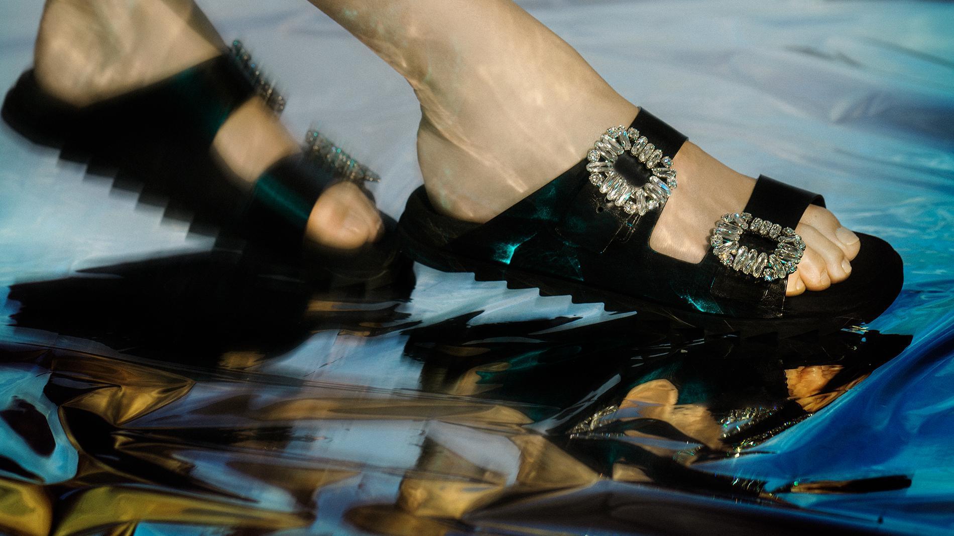 Roger Vivier Slidy Viv’涼鞋系列重現江湖。Slidy Viv’黑色皮革鑽扣穆勒鞋NT$46,300(迪生提供)