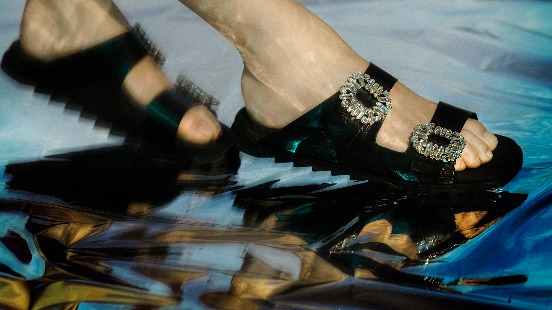 Roger Vivier Slidy Viv’涼鞋系列重現江湖。Slidy Viv’黑色皮革鑽扣穆勒鞋NT$46,300（迪生提供）