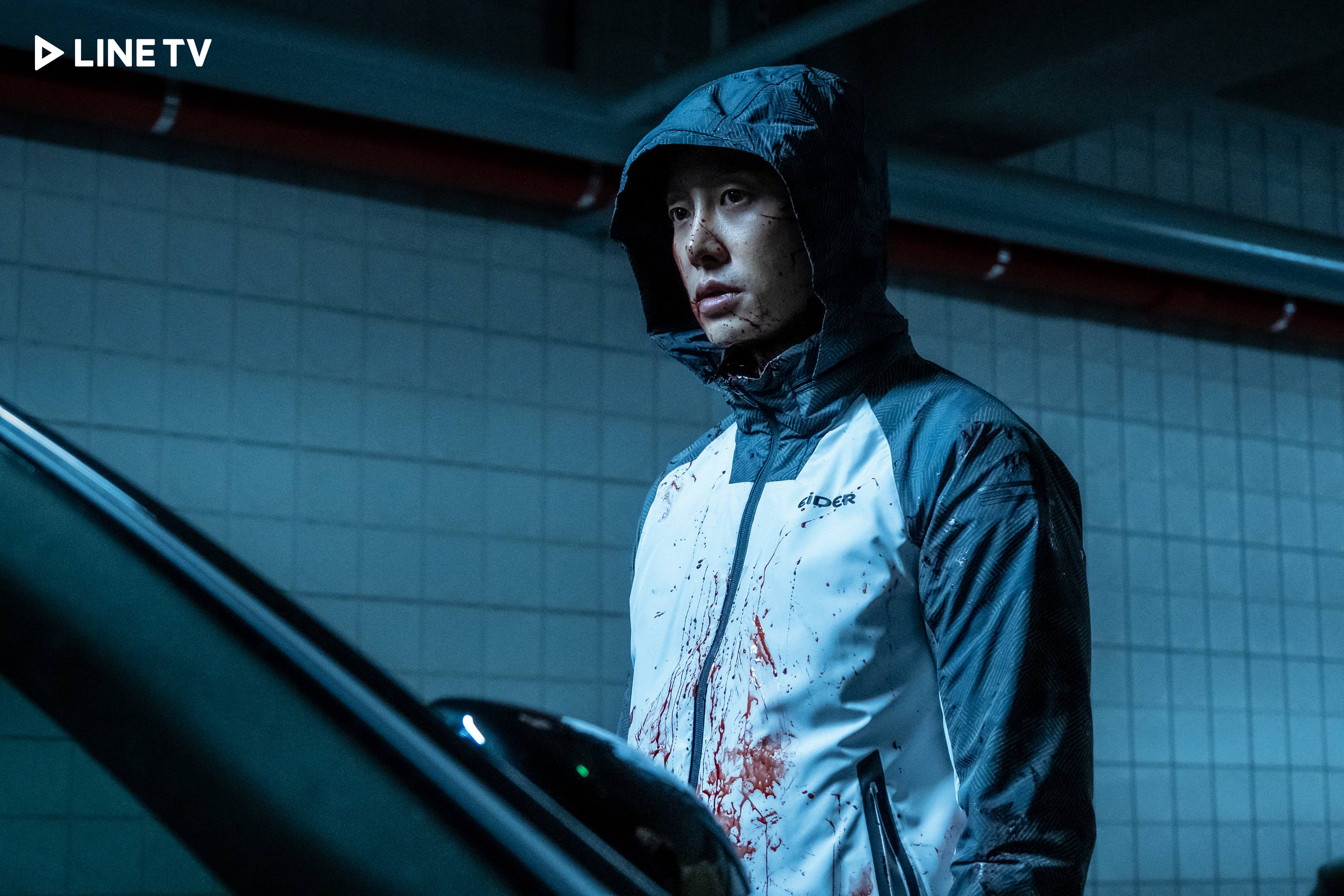 金東旭首次嘗試反派，在《豬玀之王》有不少殺人場景。（LINE TV提供）