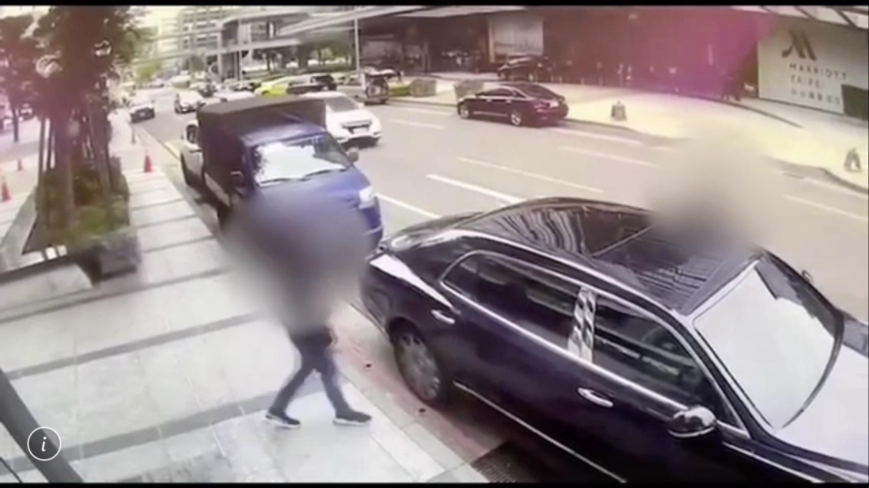 賴姓槍手（左）突然坐進賓利轎車的後座。（翻攝畫面）