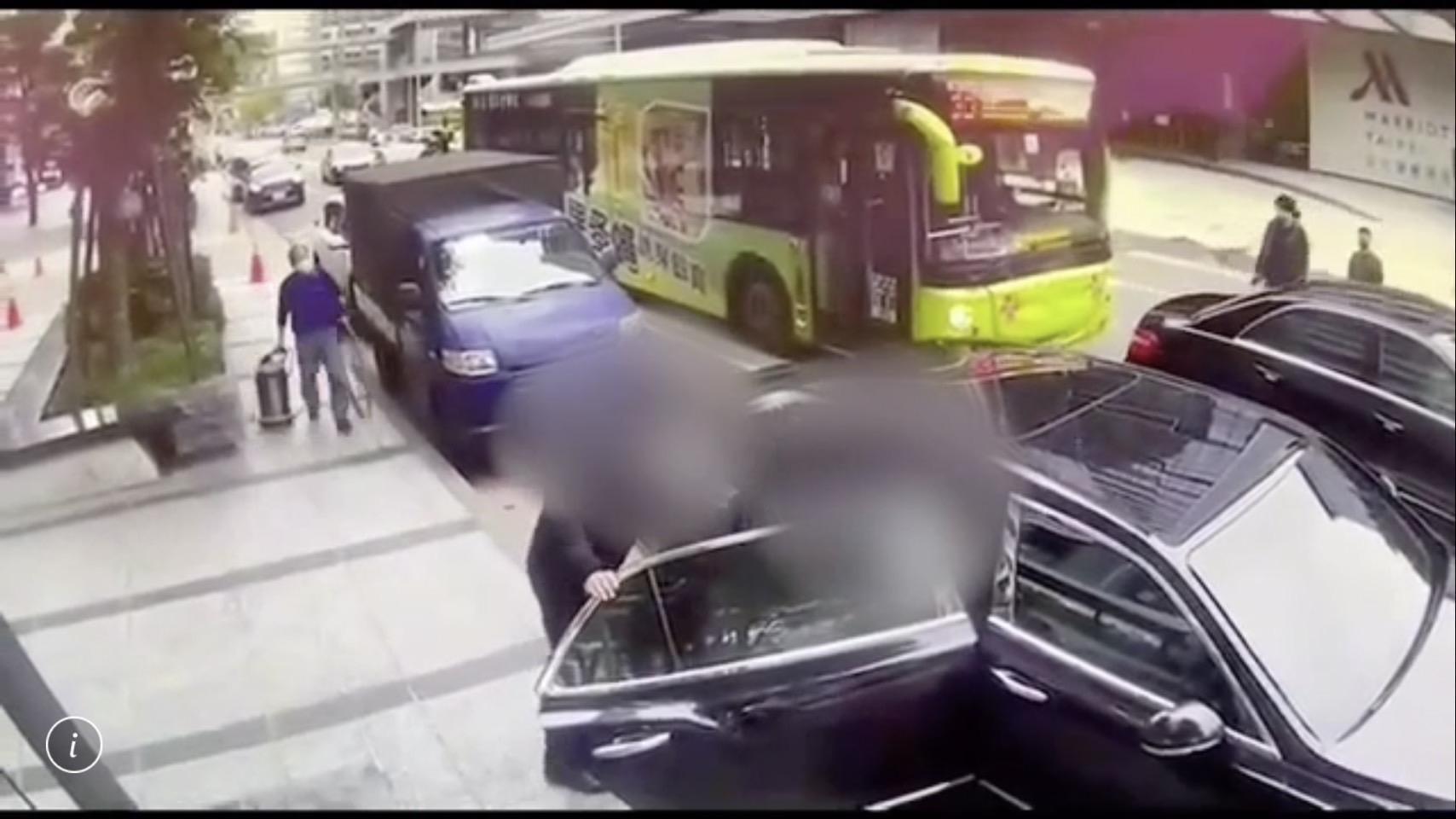 林姓董座的司機要求賴男下車。（翻攝畫面）