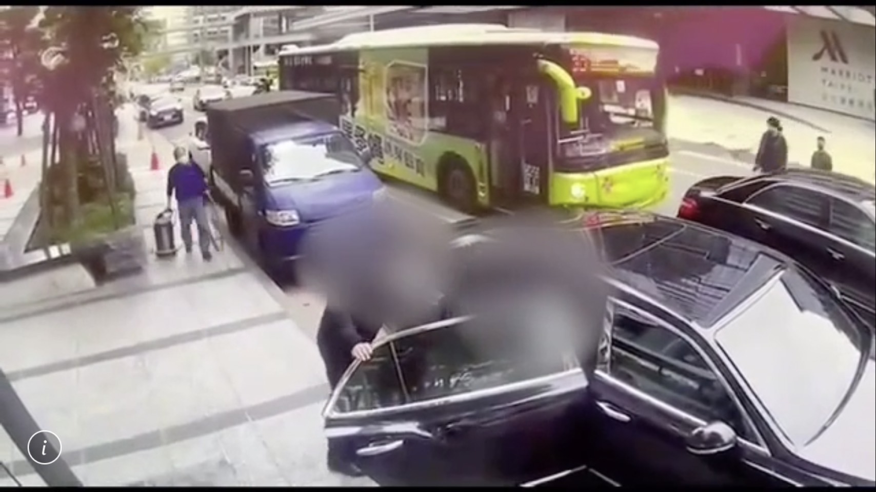 林姓董座的司機要求賴男下車。(翻攝畫面)