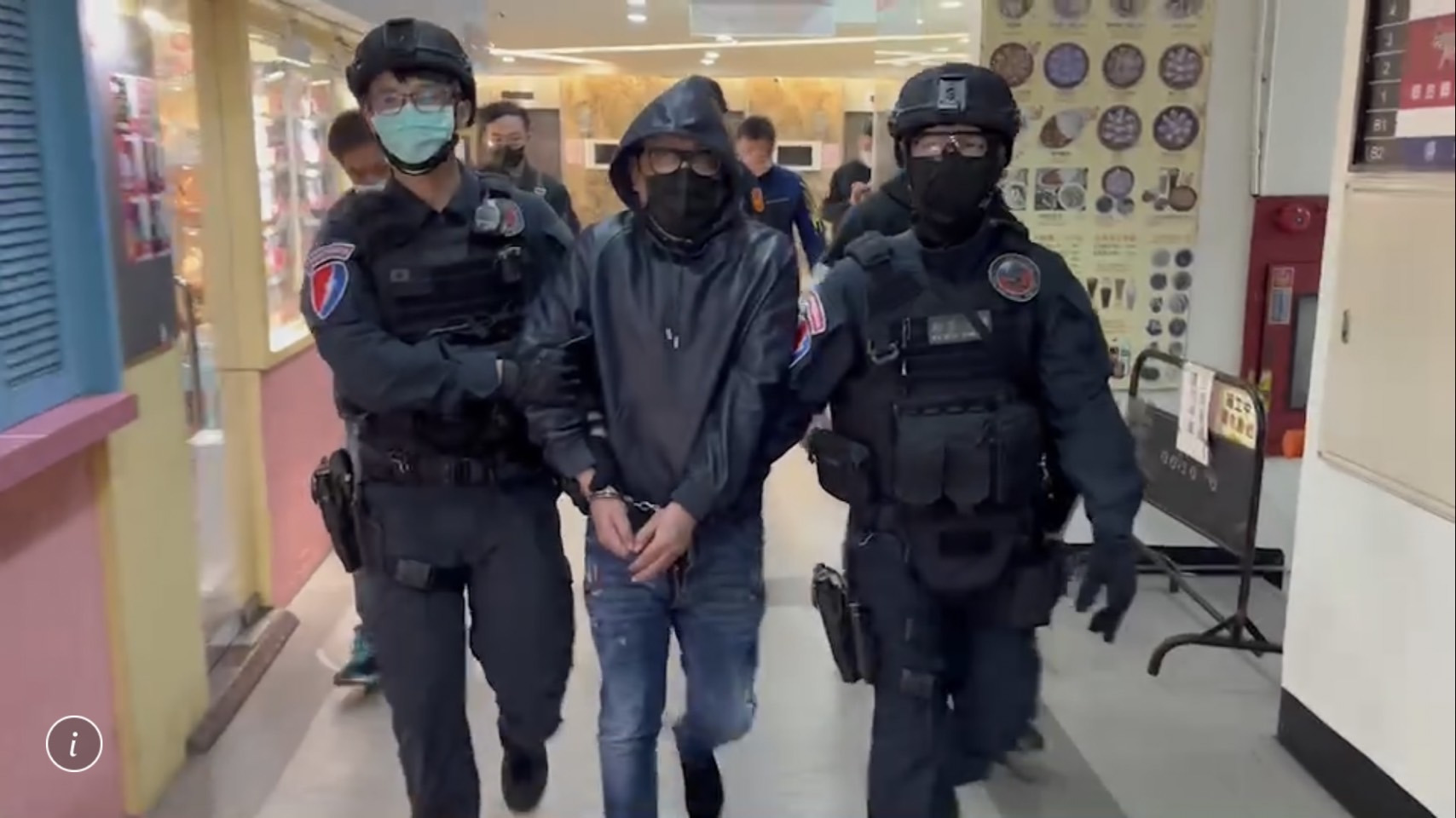 警方在萬華區一處商旅逮捕賴男。(翻攝畫面)