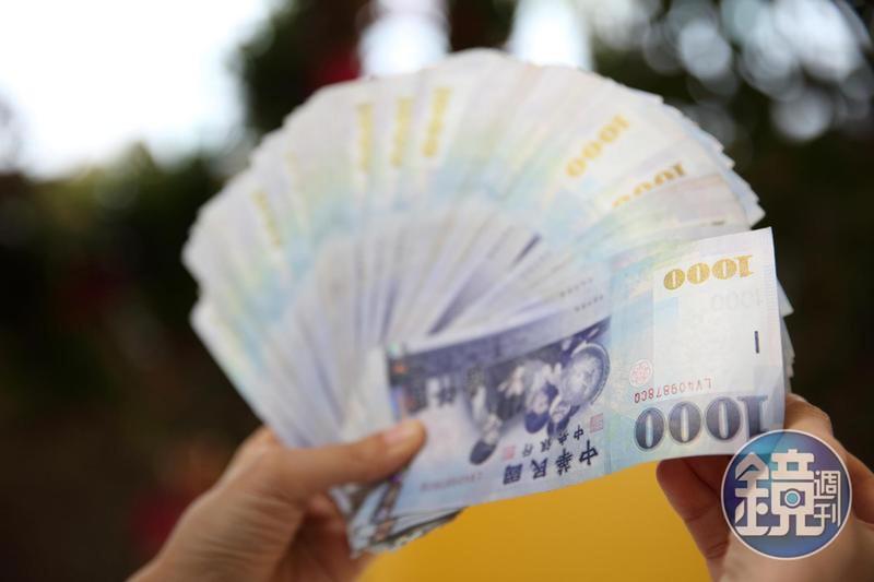 一位超過40歲的網友表示自己的存款僅有6萬多元,覺得自己窮得可憐,不料一堆人竟誇他是有錢人。(示意圖,本刊資料照)