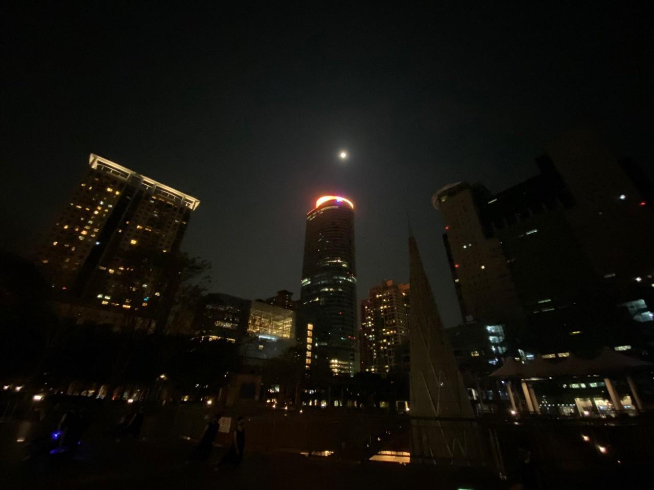 今晚8點半將舉辦「地球一小時」（Earth Hour），經濟部也呼籲大家一起「關燈一小時，減碳愛地球！」（示意圖，翻攝自Earth Hour 60+ 關燈愛地球臉書粉專）