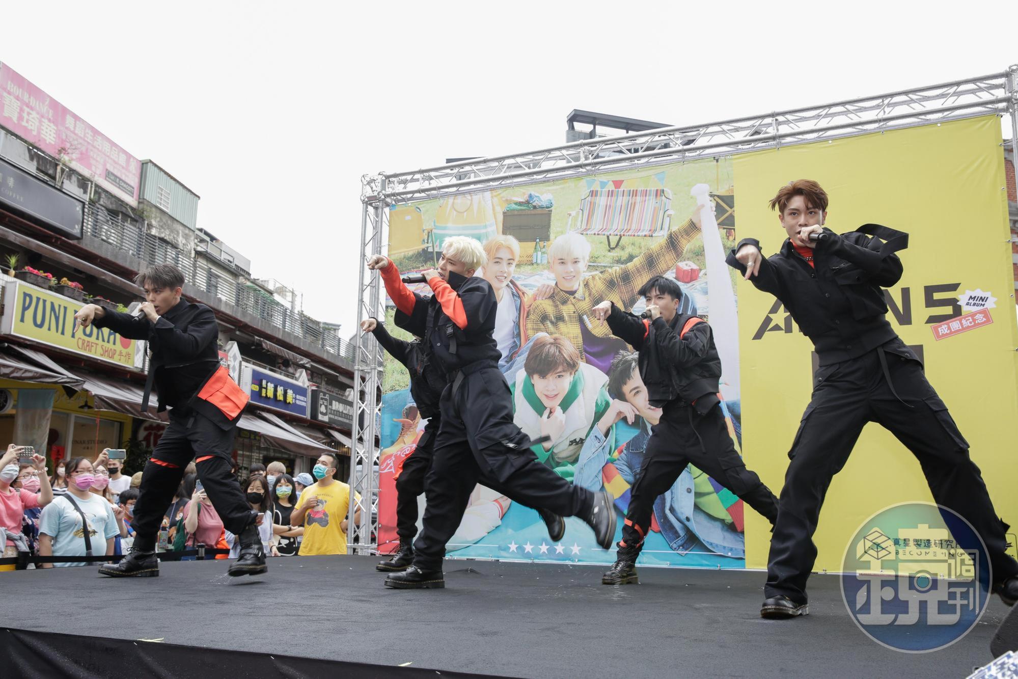忽晴忽雨又悶熱的天氣,讓ALL IN 5汗流浹背上演「濕背秀」。