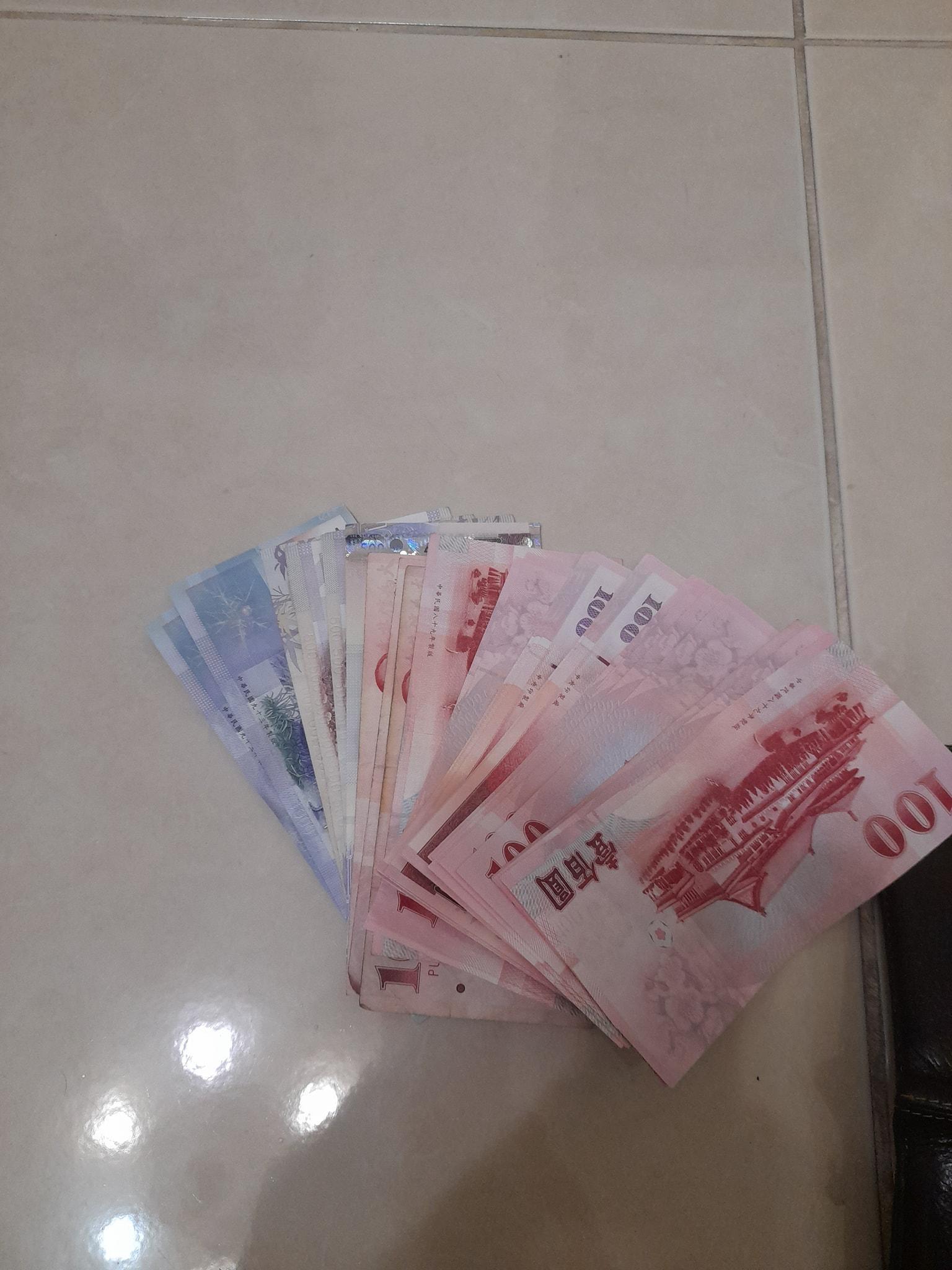 有網友在臉書社團po文,曬出自己剩下將近5千元的現金,詢問大家「剩這些怎麼活到初10(10號)啦」?(翻攝自爆廢公社公開版)