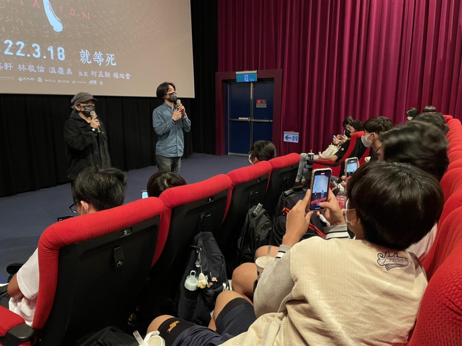 《咒》票房第二週逆勢上漲20%，導演柯孟融回家鄉高雄謝票。（牽猴子提供）