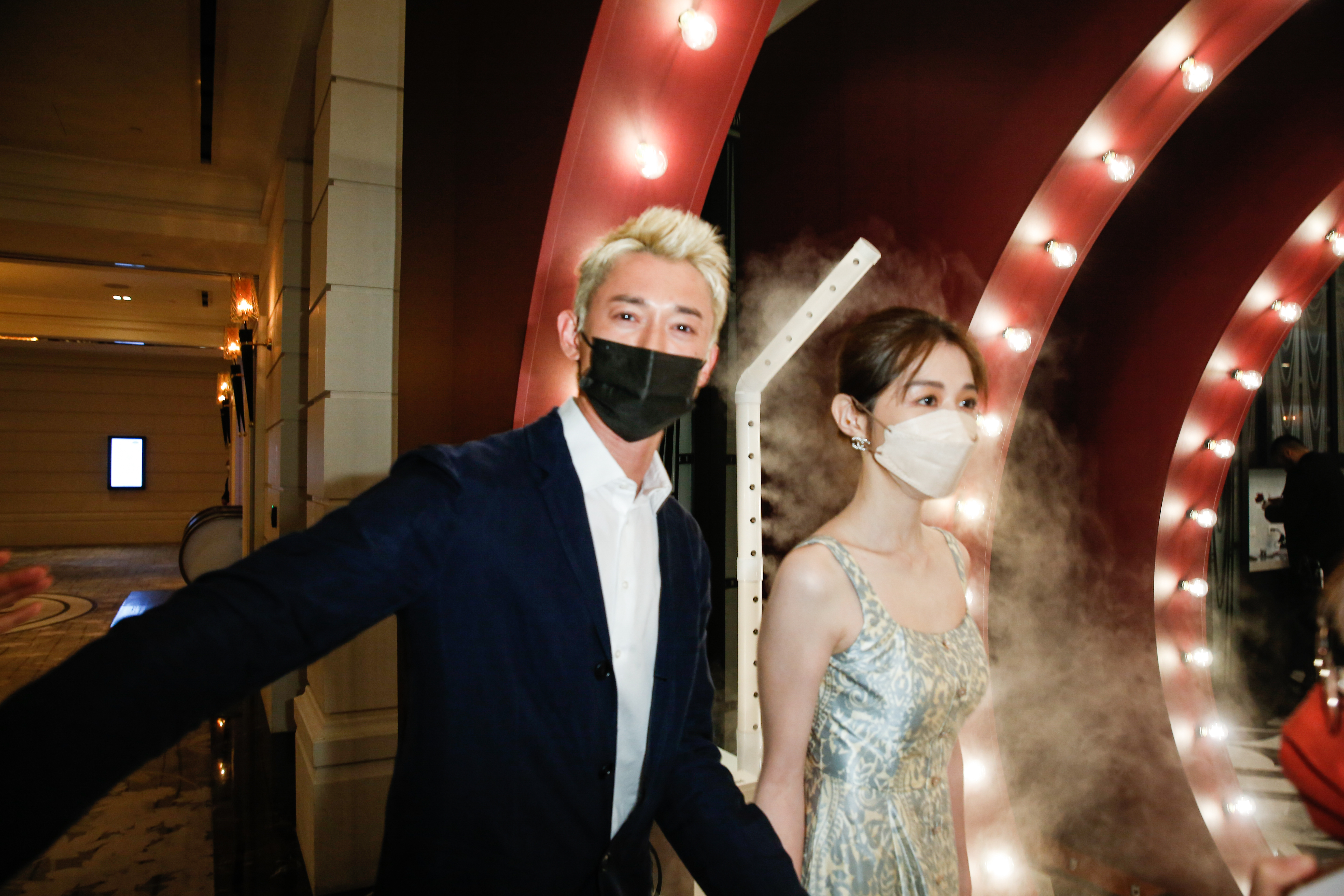 吳慷仁和邵雨薇出席王鼎霖和丁巧唯的婚禮，2人見到媒體就轉進廁所。