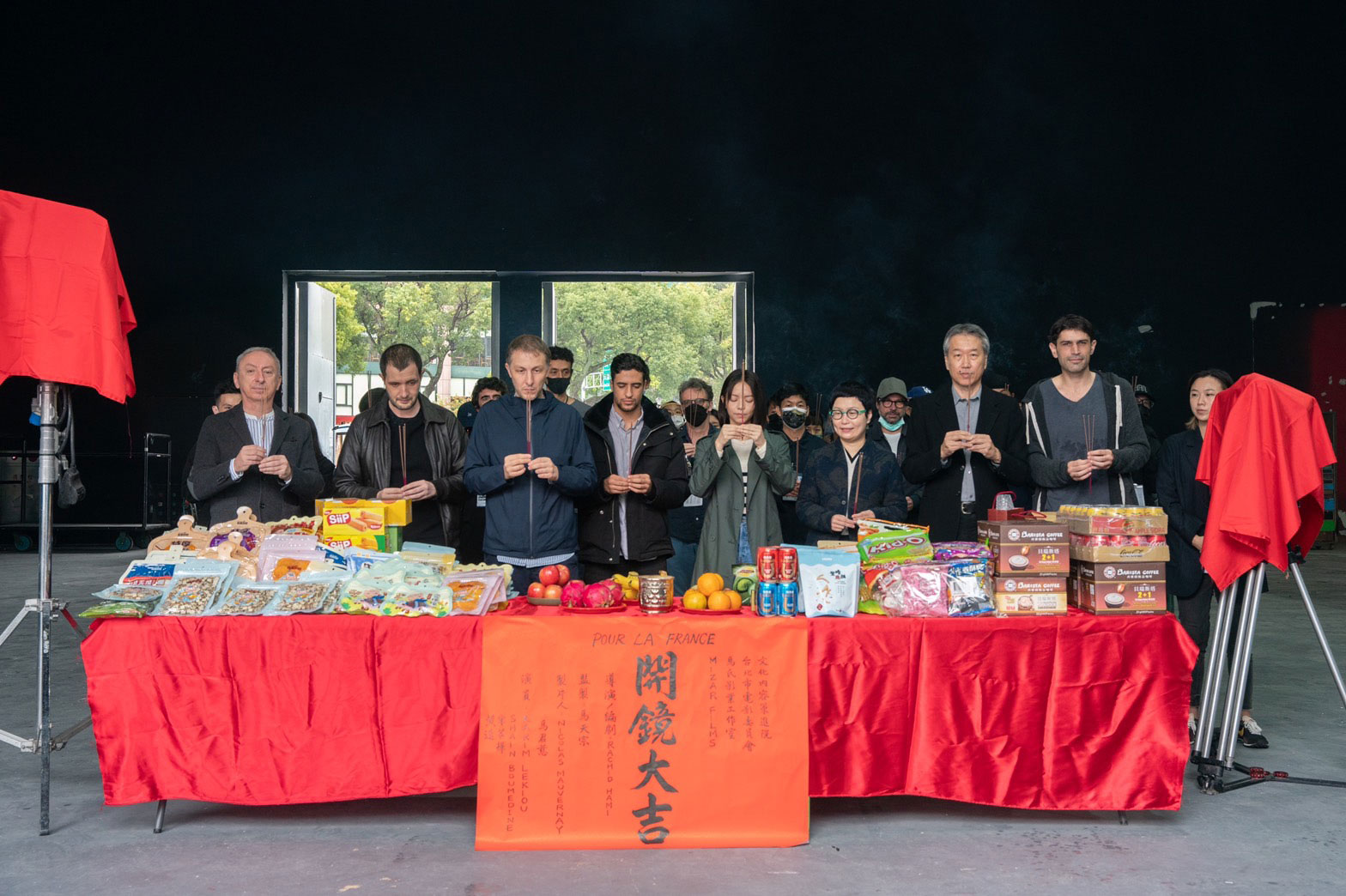 《為了國家》導演哈希德阿米（剪排左三）、文策院董事長丁曉菁（前排右四）和劇組其他成員一起出席開鏡儀式。 （馬氏影業提供）