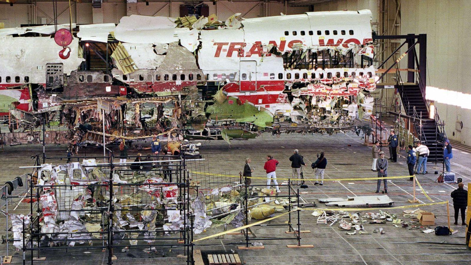 TWA 800班機起飛後約12分鐘,在紐約長島外海爆炸解體,名列1990年代最重大空難之一。(翻攝自《ABC新聞》)