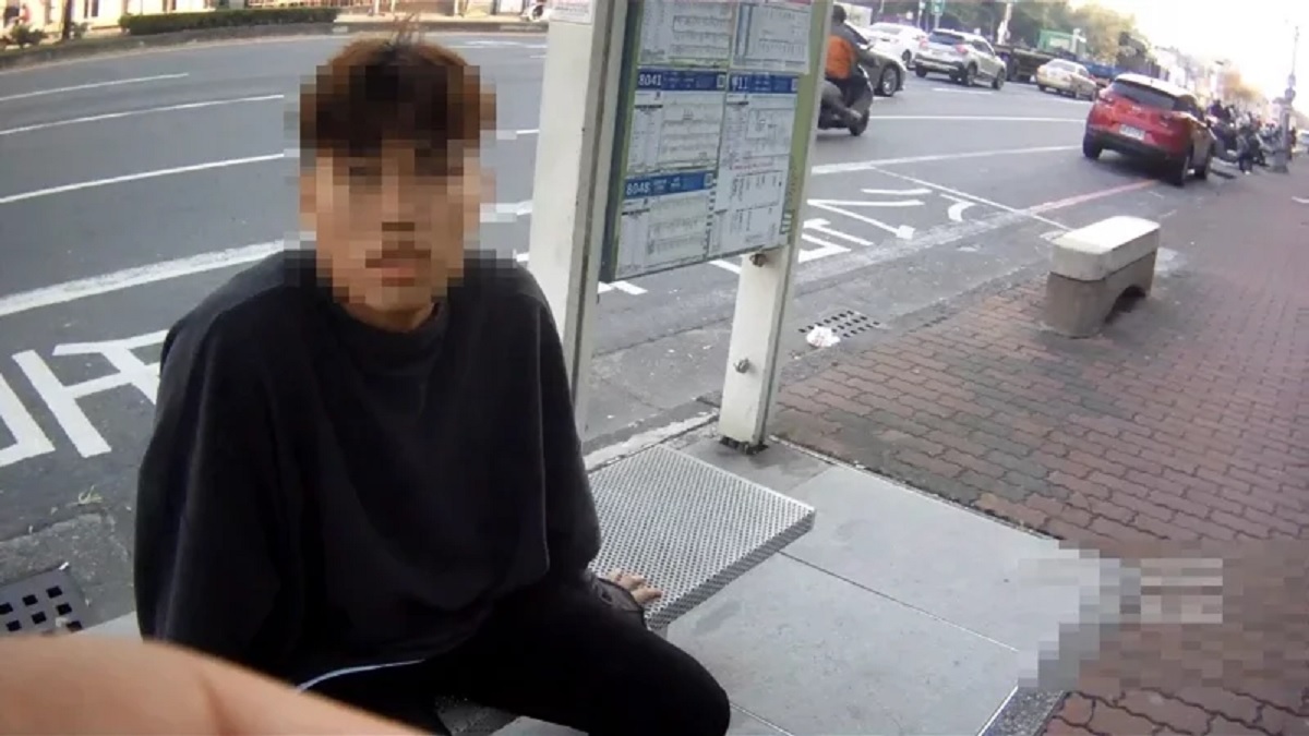 黃姓男大生酒醉沿路丟錢包及手機後夜睡公車站。(翻攝畫面)