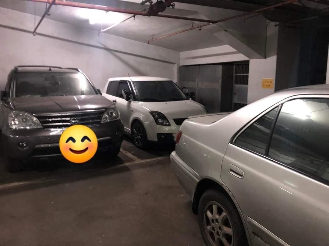 網友分享自己的車位被鄰居亂停，火大就乾脆擋對方的車，讓亂停的車主也不用出去了。（圖 截自爆廢公社）