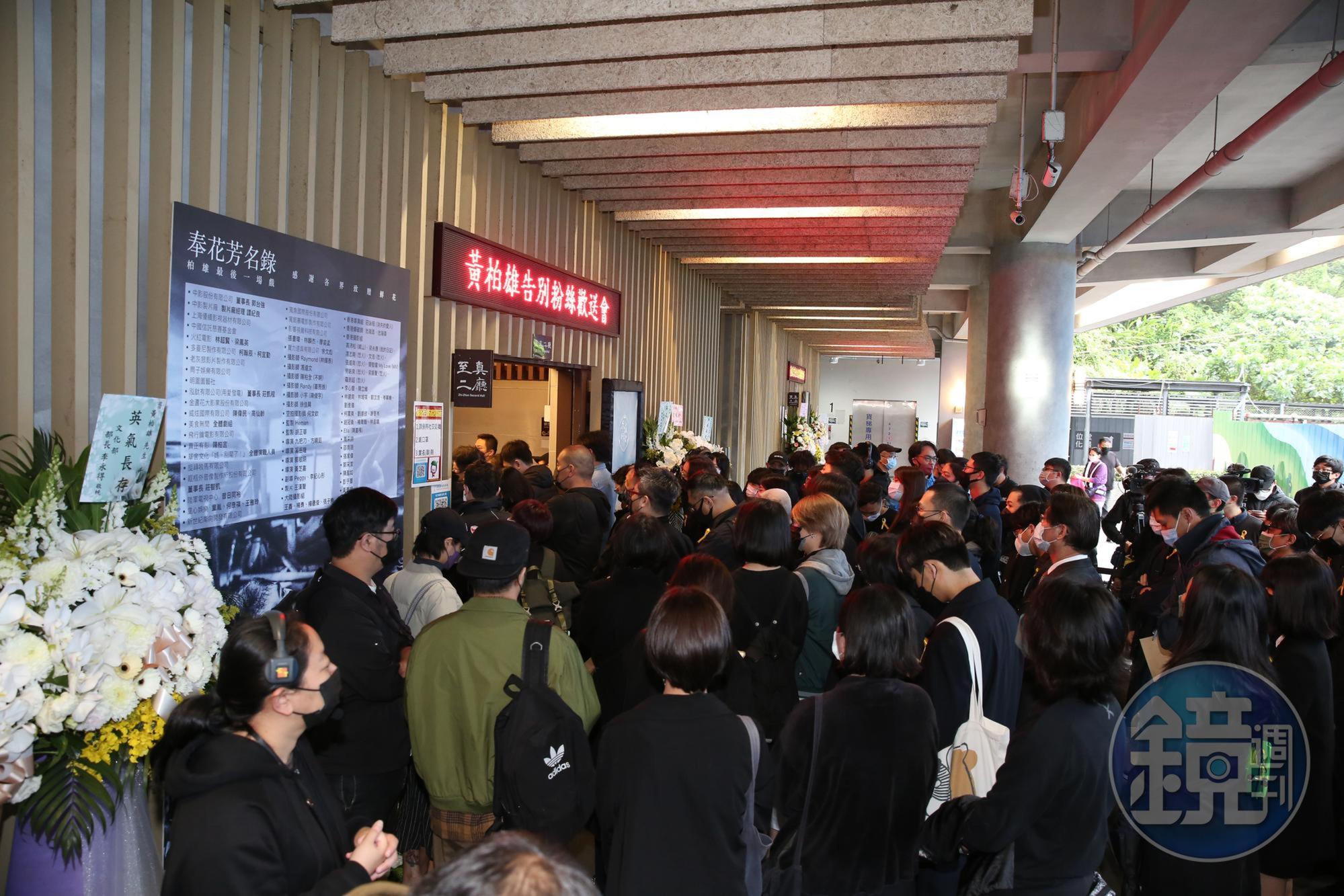 黃柏雄生前人緣極佳，有近500位親友都來送別，擠滿公祭會場。