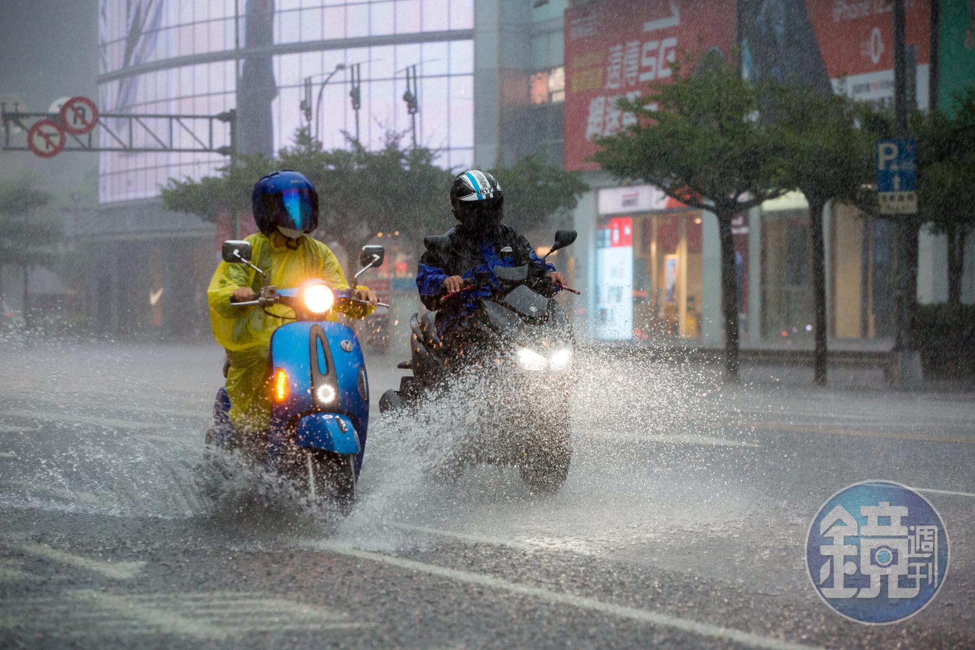 中央氣象局上午發布大雨特報,範圍包含北北基等中部以北縣市。(本刊資料照)
