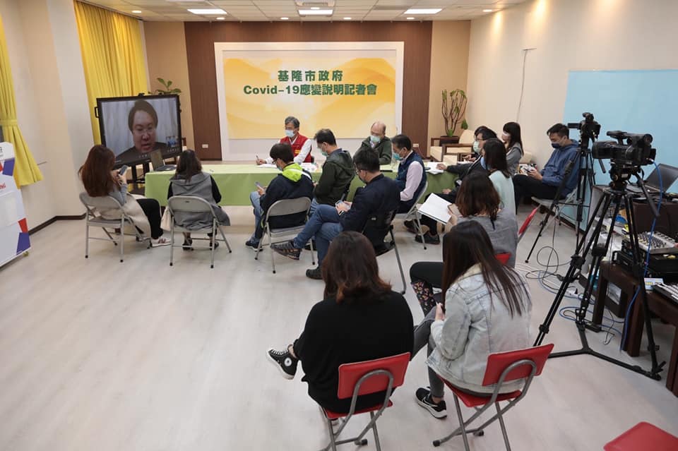 林右昌召開視訊防疫會議，宣布基隆市兩大重要措施防堵傳播鏈進一步擴散。（基隆市府提供）