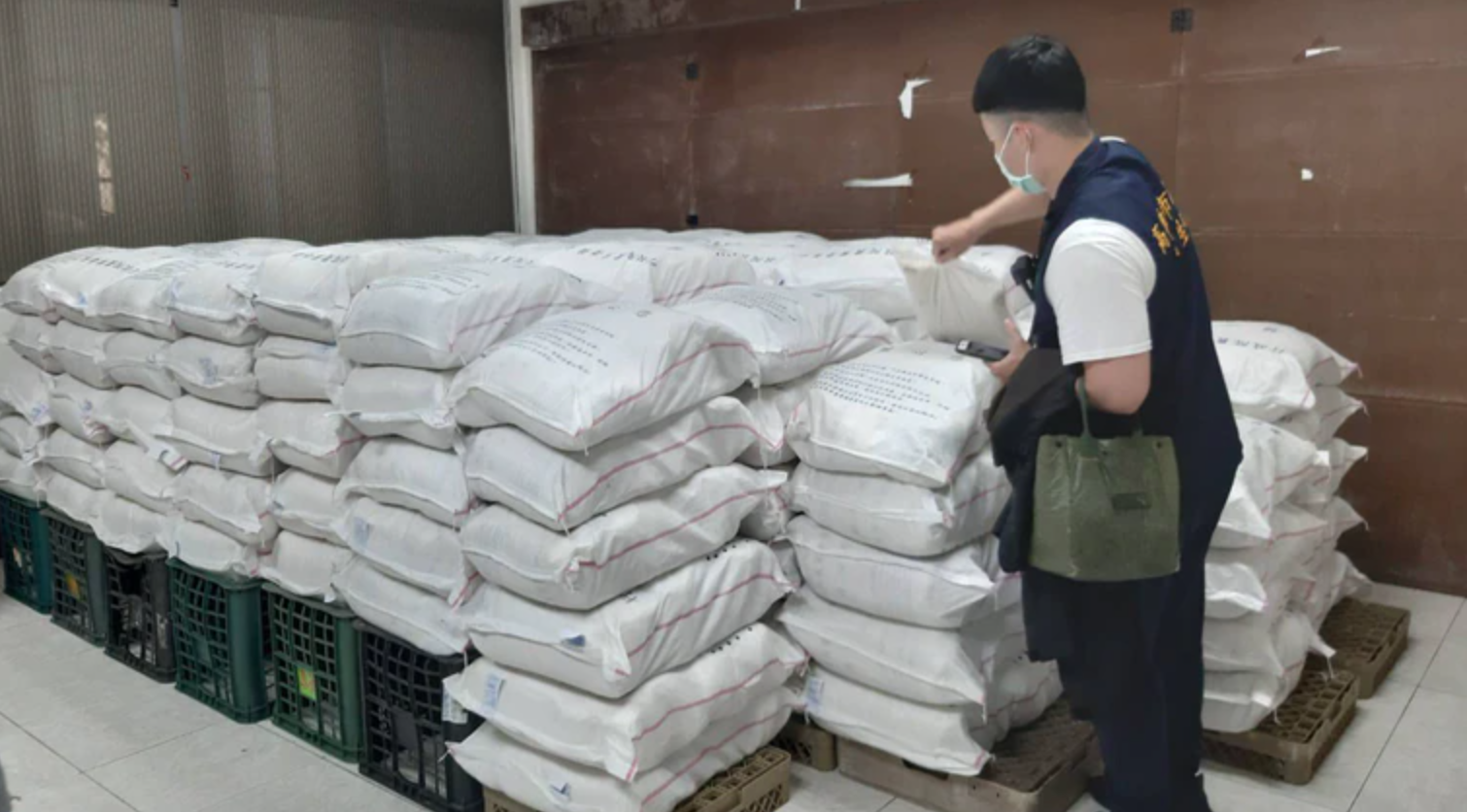高雄市衛生局稽查供給過期食品給社福機構的黑心業者,查獲總重量達7624.5公斤食材。(高雄市政府提供)