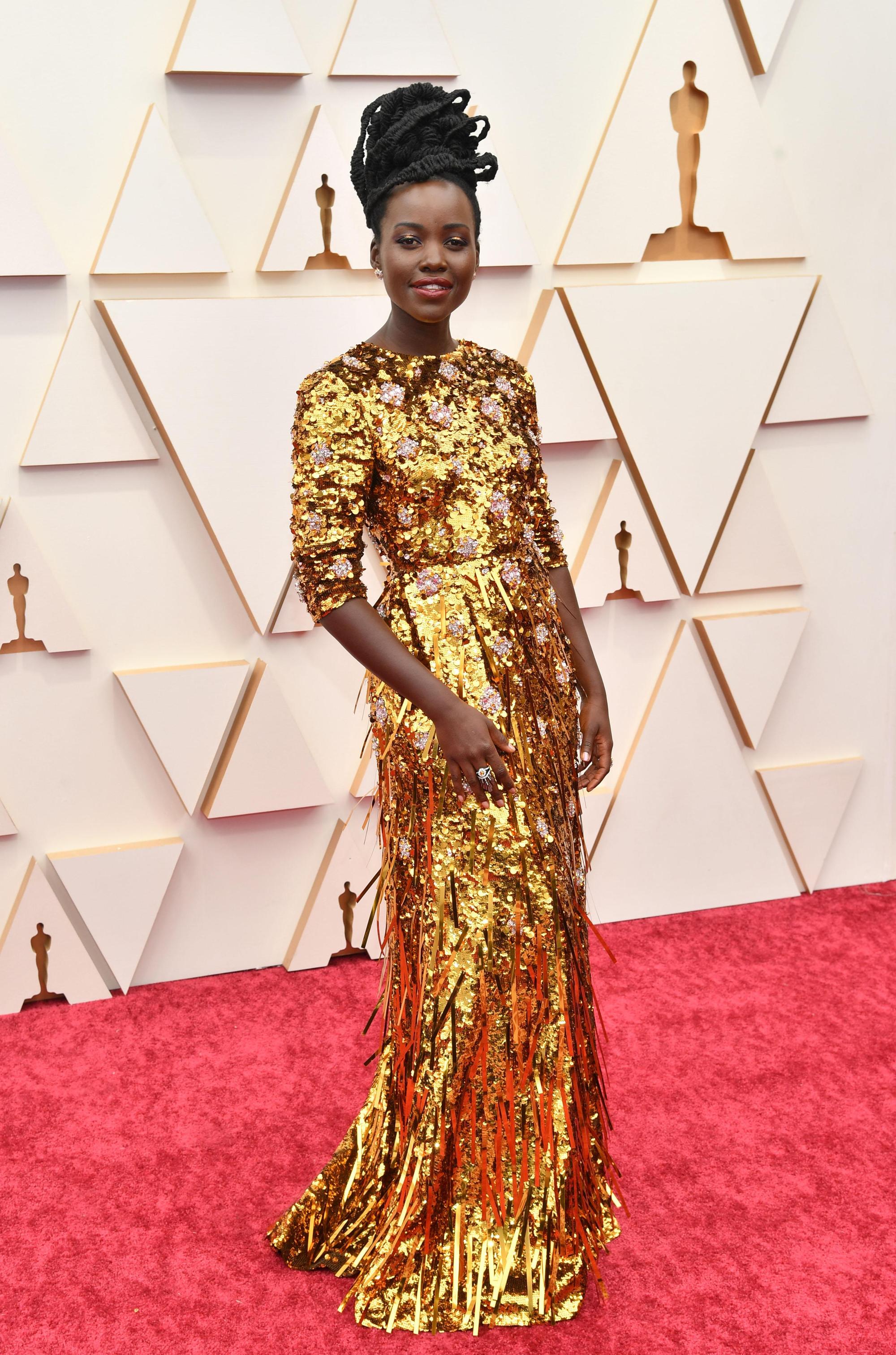 露琵塔尼詠歐（Lupita Nyong’o）一直是紅毯的寵兒，這件金色的Prada穿在她身上的確呼應奧斯卡的金光閃閃風格，流蘇的設計又隨著動作不斷帶來變化，搶眼又不誇張。（東方IC）