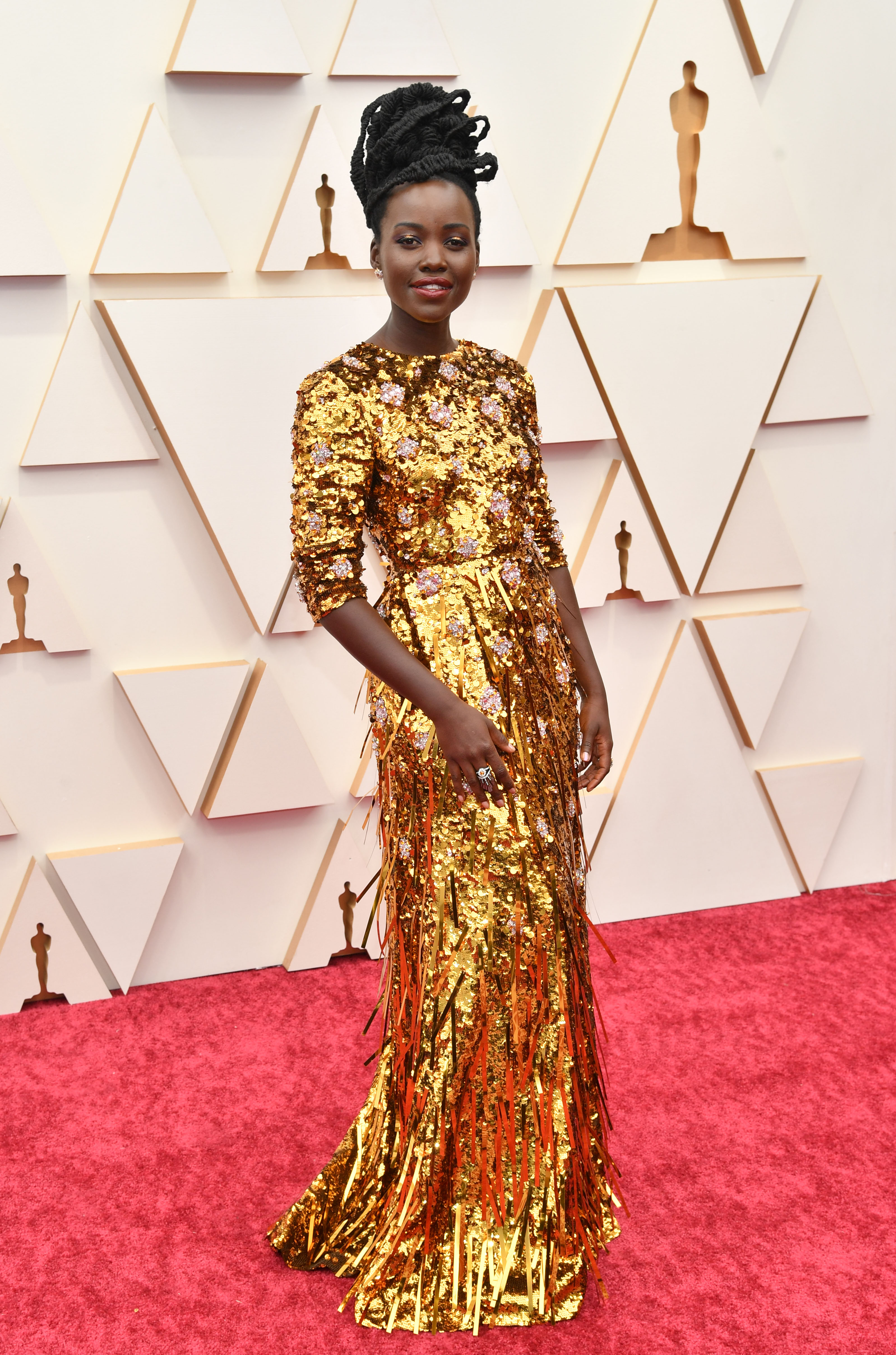 露琵塔尼詠歐（Lupita Nyong’o）一直是紅毯的寵兒，這件金色的Prada穿在她身上的確呼應奧斯卡的金光閃閃風格，流蘇的設計又隨著動作不斷帶來變化，搶眼又不誇張。（東方IC）