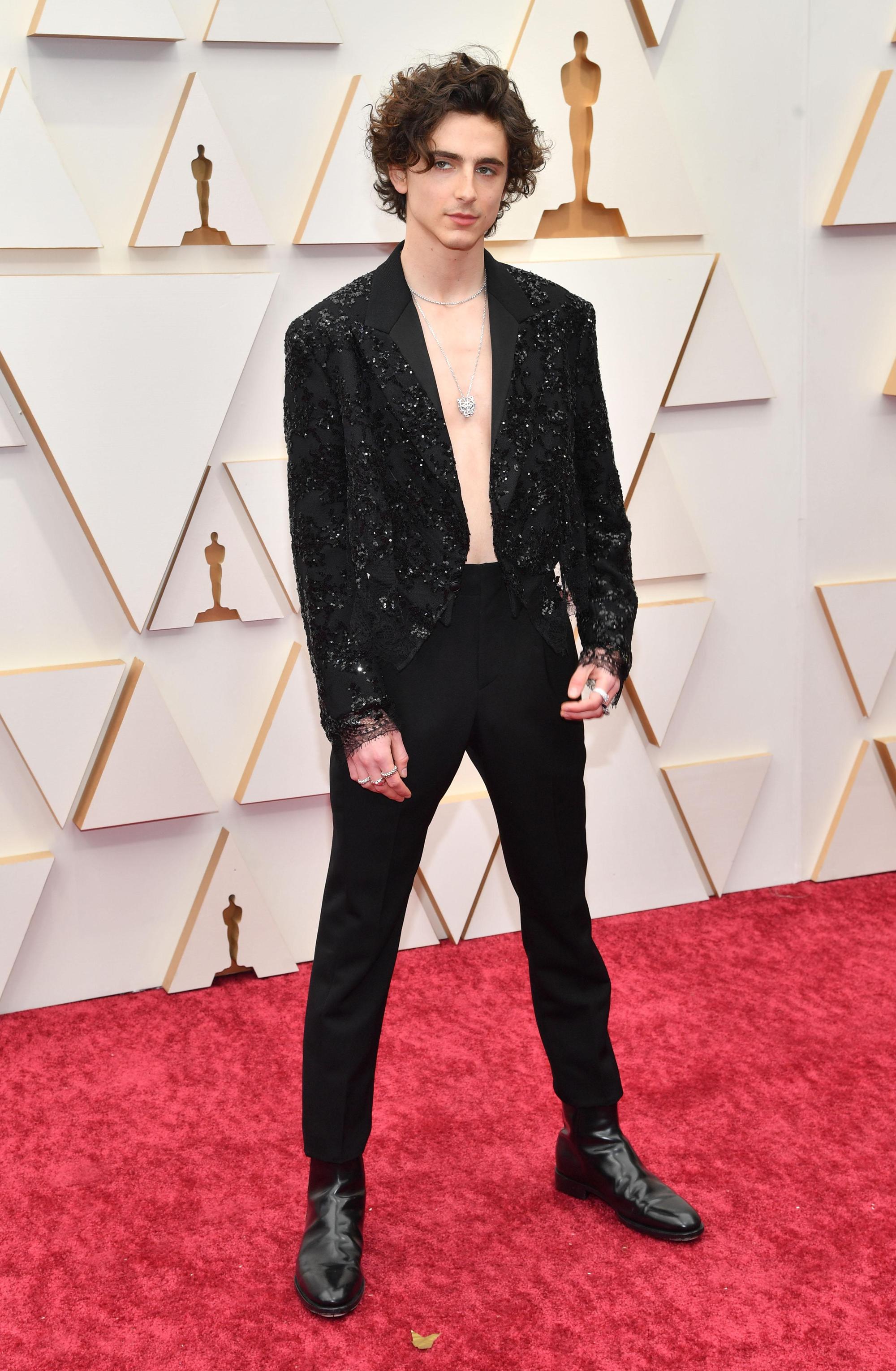 提摩西夏勒梅（Timothée Chalamet）堪稱是紅毯第一帥，只穿外套、裡頭沒穿，根本就是搖滾巨星，在一片穿著保守的男星當中出奇制勝。（東方IC）