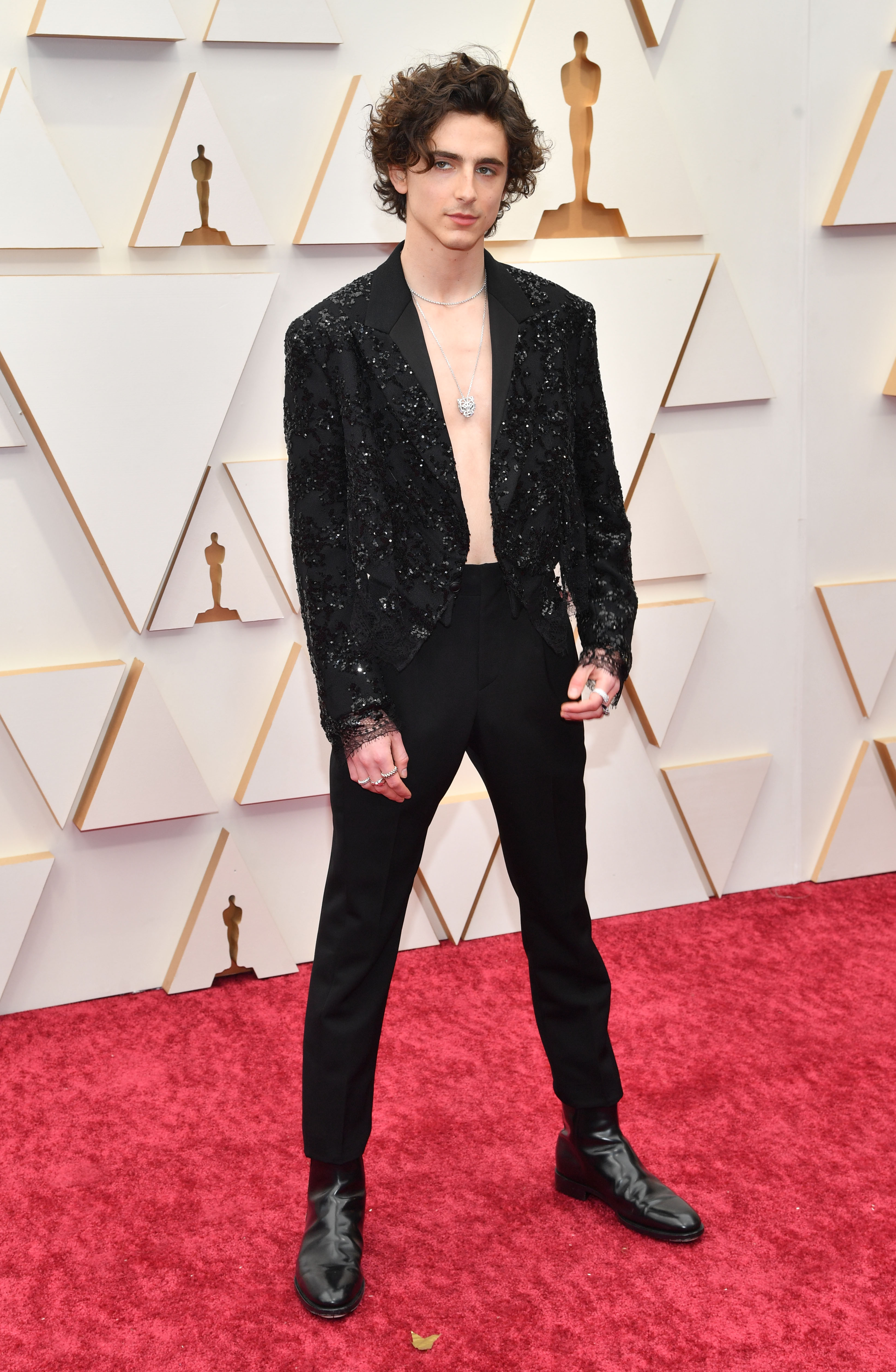 提摩西夏勒梅（Timothée Chalamet）堪稱是紅毯第一帥，只穿外套、裡頭沒穿，根本就是搖滾巨星，在一片穿著保守的男星當中出奇制勝。（東方IC）