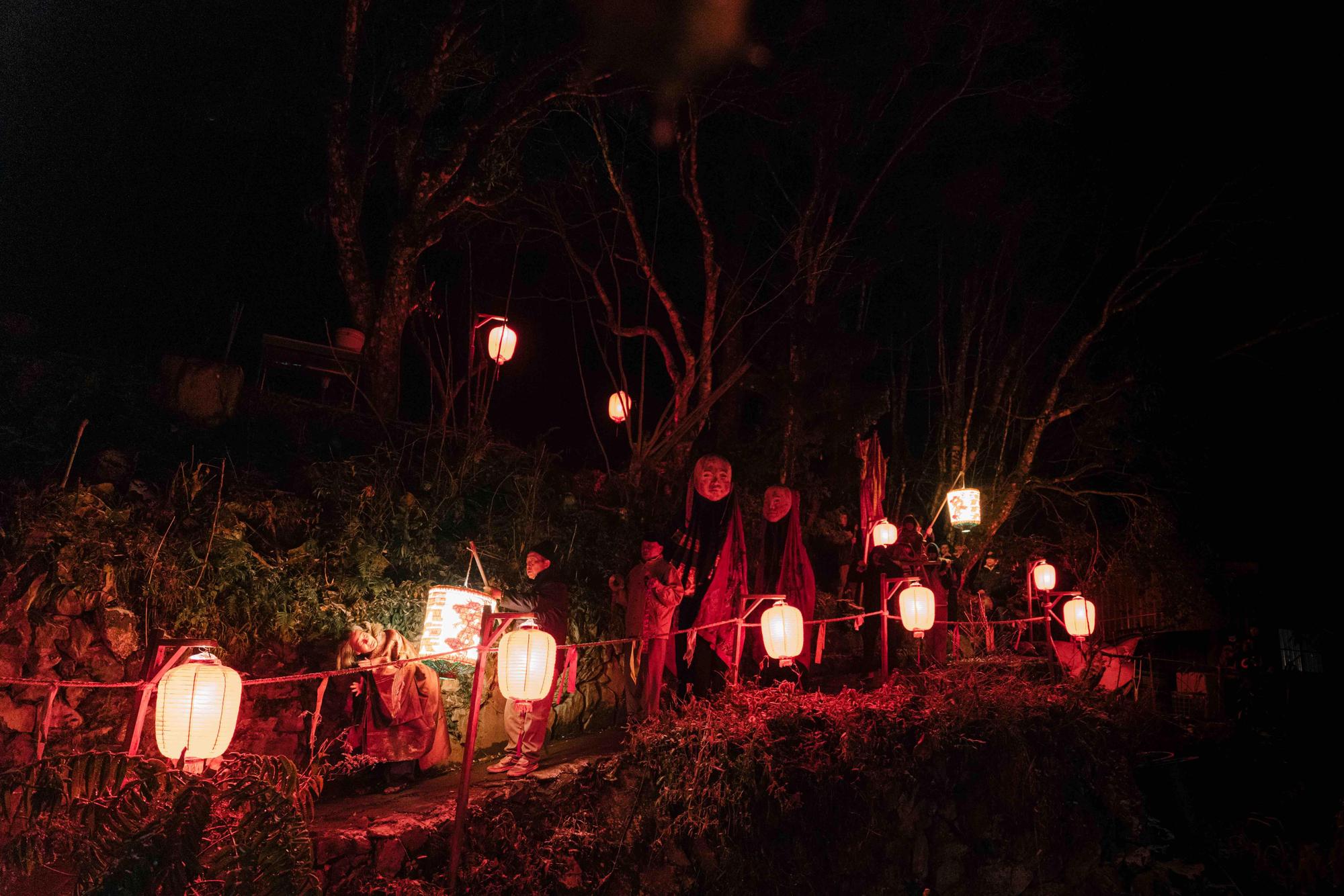 電影以邪教為題材,營造靈異驚悚氣氛,也配合場景因地制宜,調整出最適合拍攝的劇情。(牽猴子提供)