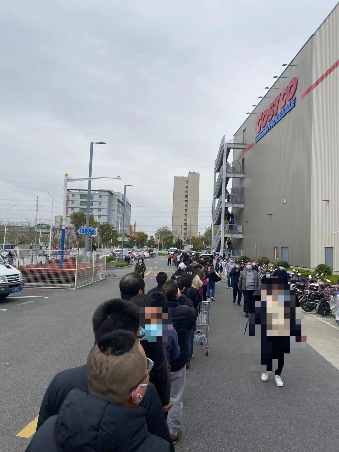 由於市府突宣布封控，上海市民緊急外出採買。（翻攝自微博）
