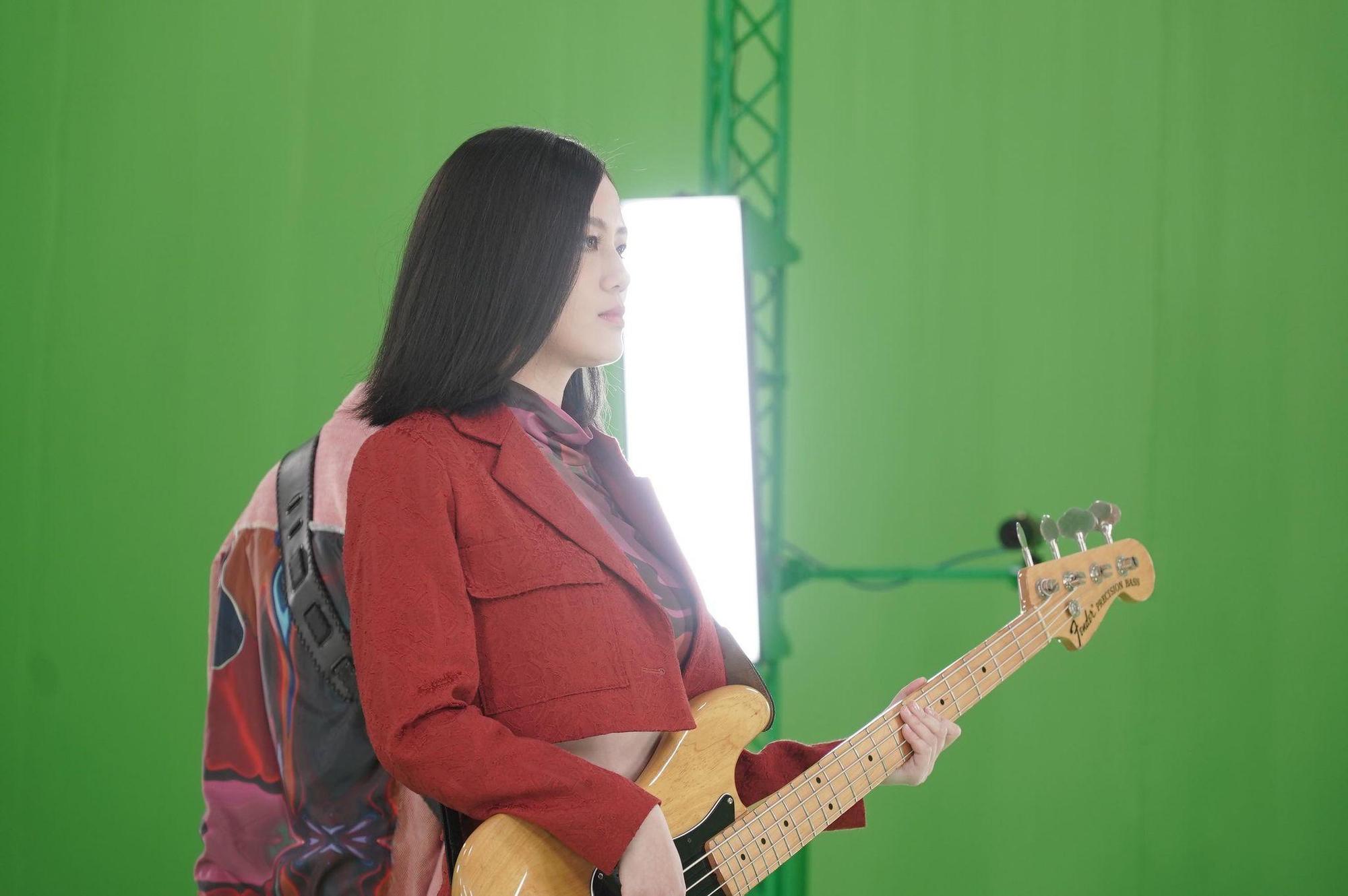 美秀集團貝斯手婷文昨在演出一首全團一起合唱的歌曲時不慎在舞台上摔倒。(翻攝自美秀集團臉書)