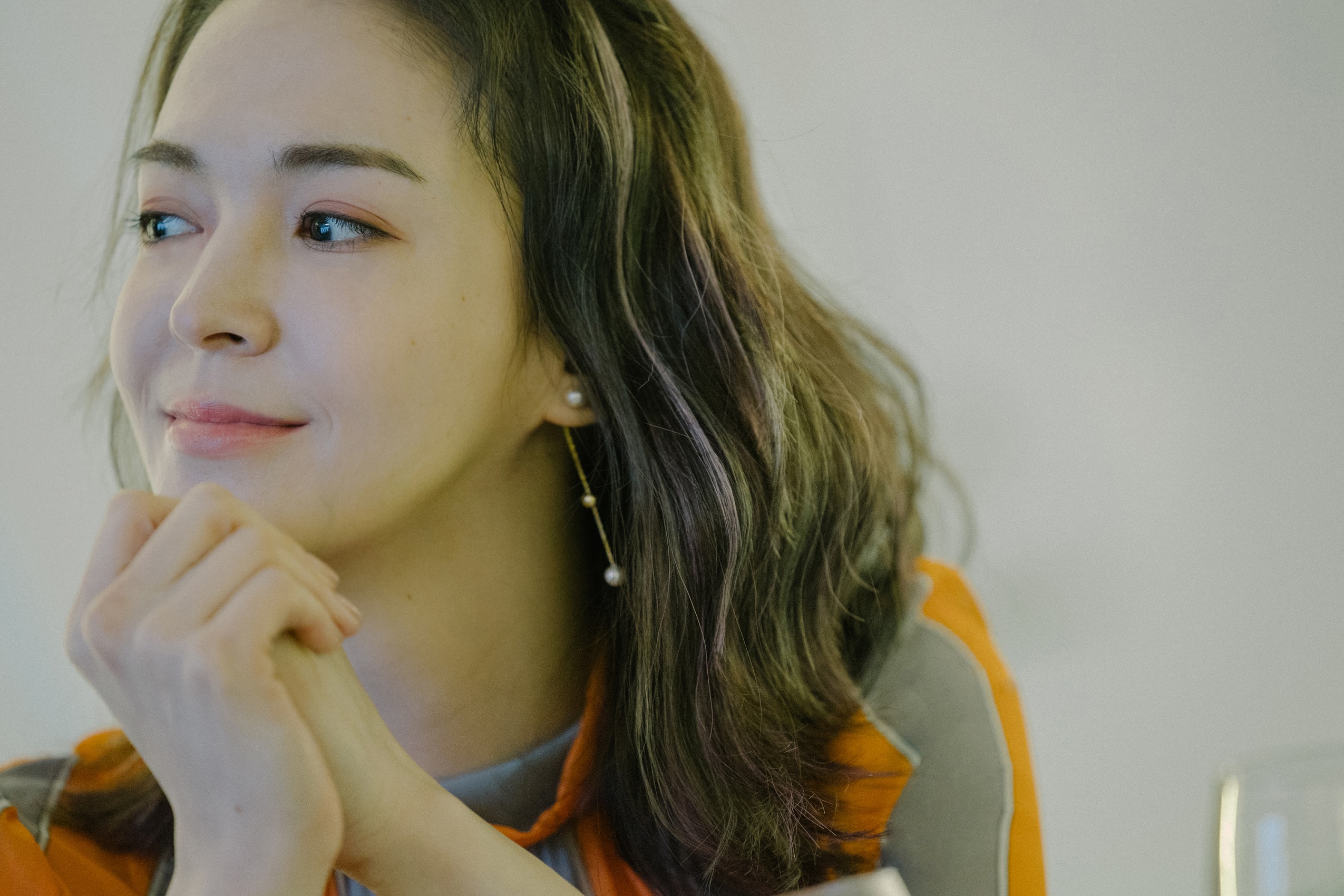 張榕容在MV裡錯付了感情，不過她覺得黃玠瑋的歌，在灰暗後有一絲光明。（環球提供）