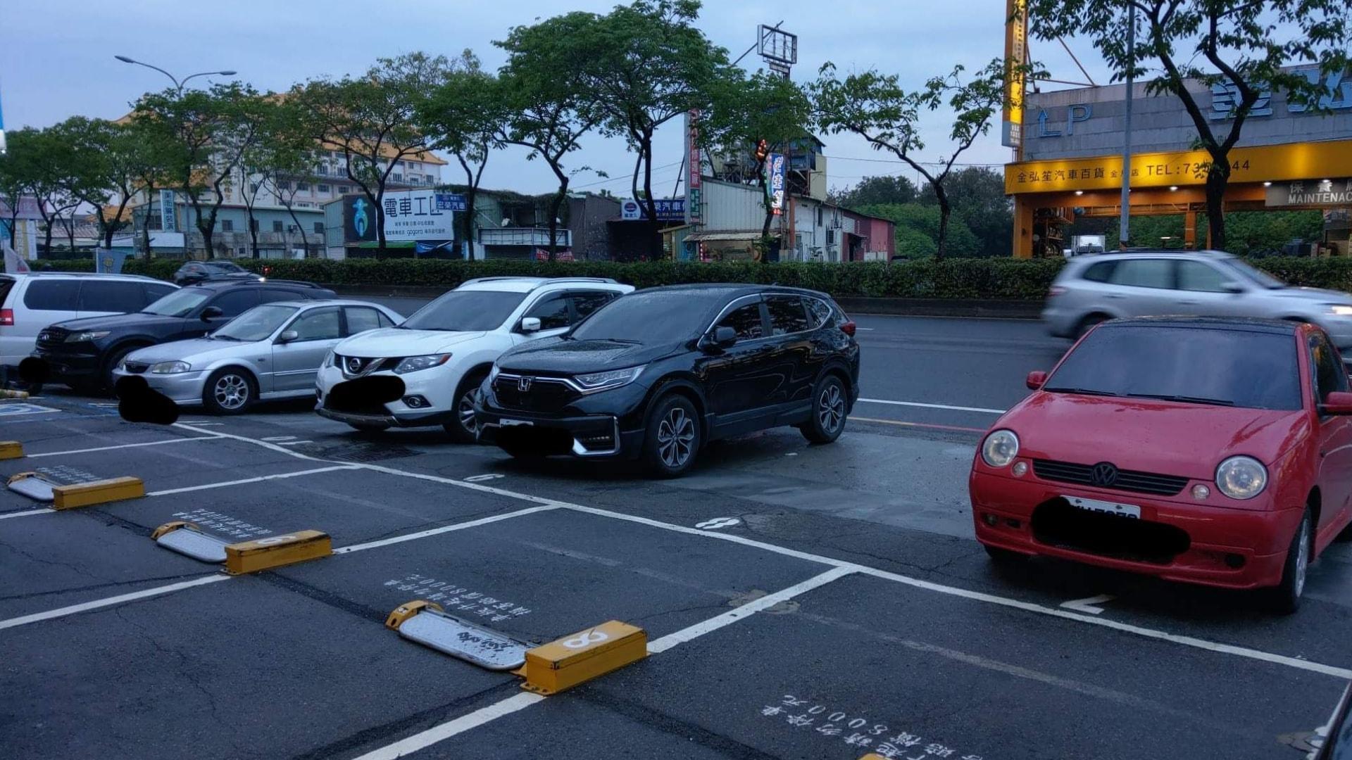 彰化賣場旁一整排車停在停車格之外,引發網友熱議。(翻攝自「彰化人大小事」)