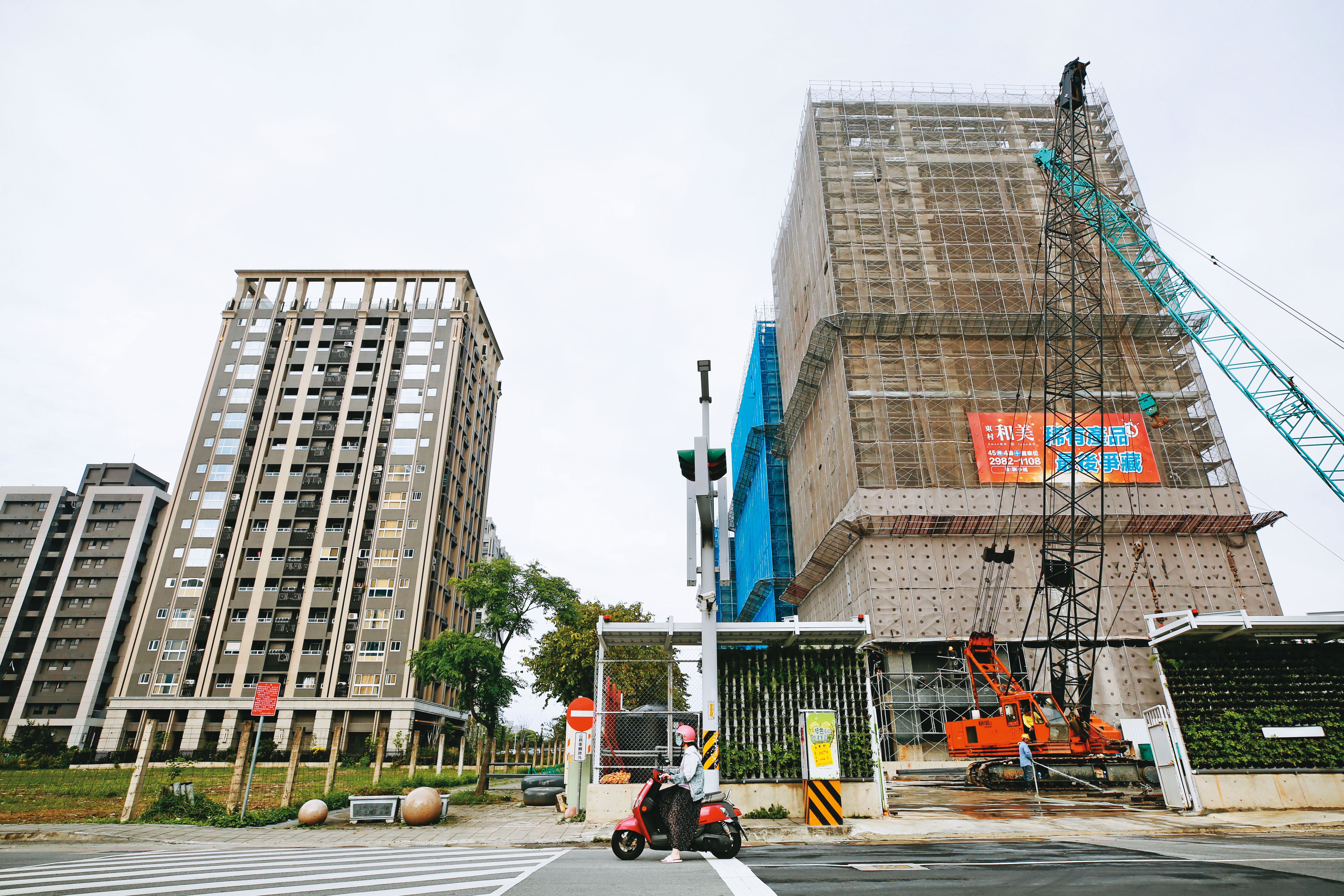在房地合一稅2.0的新制度下，買賣價格透明實價登錄，有賺錢得繳重稅，以往那種模糊、低稅的環境一去不復返，台灣實際正在快速朝向「房住不炒」的理想前進。