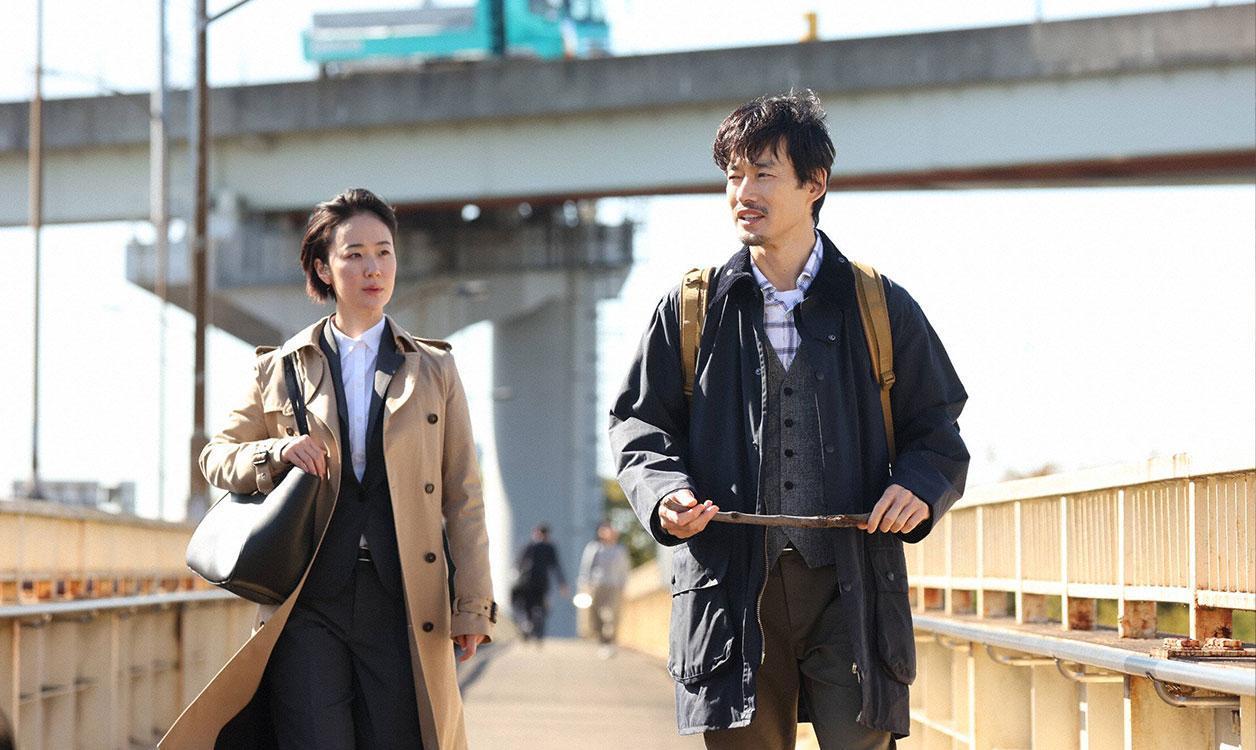 竹野內豐(右)與黑木華(左)去年合作日劇《鴉色刑事組》,將於今年夏天開拍電影版。(翻攝富士電視台網站)