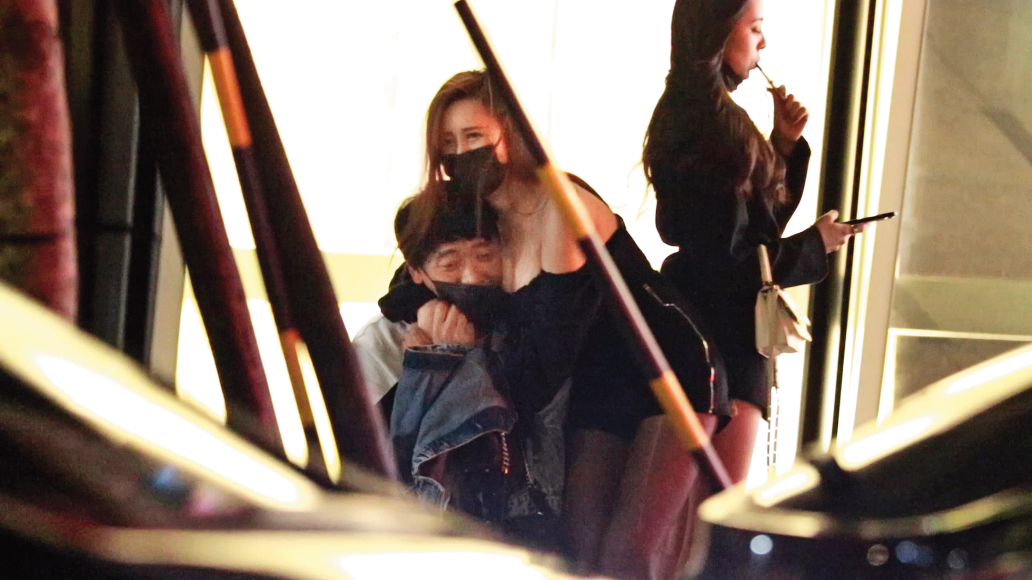 蘇見信去年本刊被直擊他喝到爛醉，在路邊當場把頭埋進女友人的胸前。