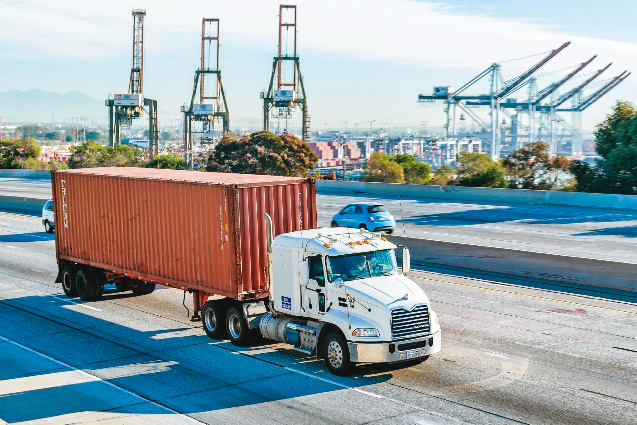近期貨櫃航運價格漲幅趨緩，顯現出通膨升溫與貨幣緊縮帶來的影響。（翻攝Port of Los Angeles臉書）