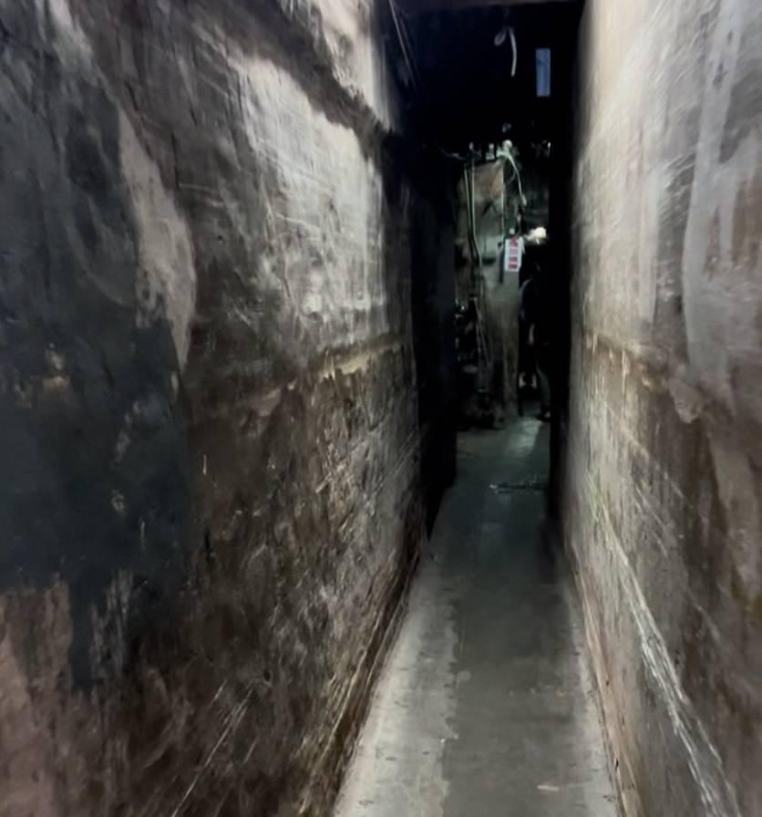 警方查出職業簽賭站隱身在60公分窄巷內。(翻攝畫面)