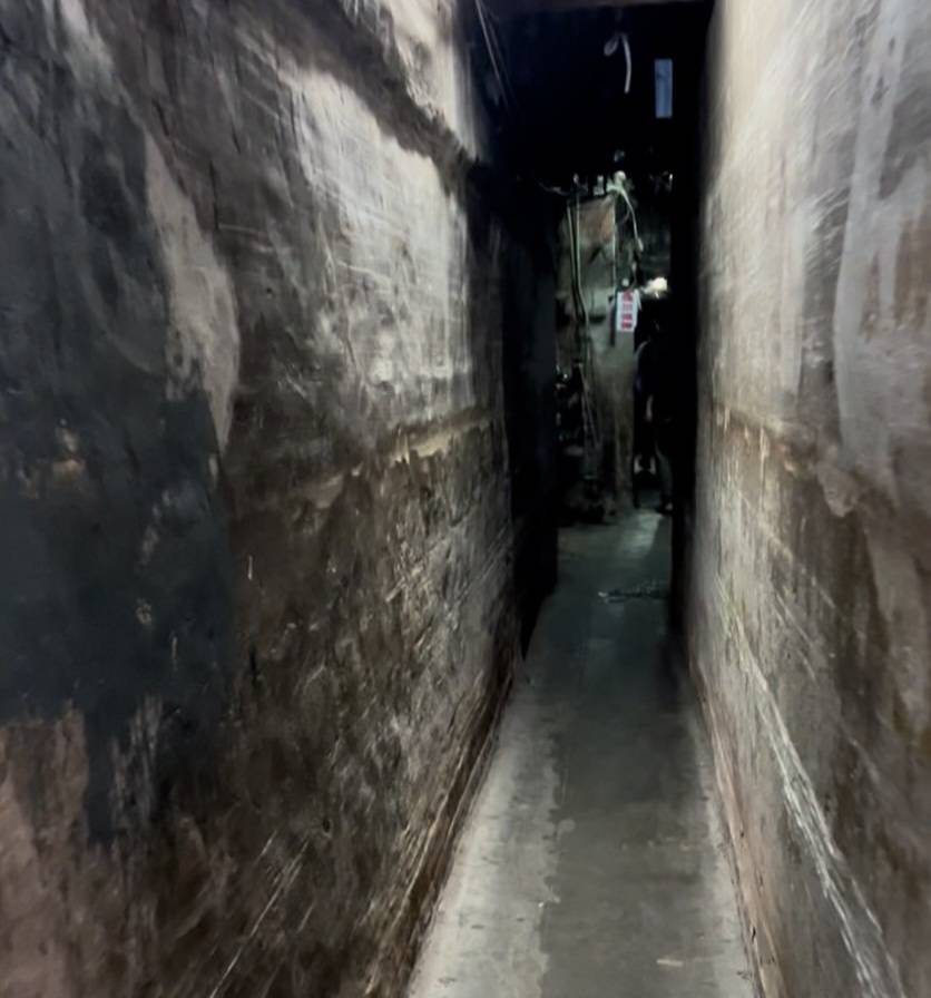 警方查出職業簽賭站隱身在60公分窄巷內。(翻攝畫面)