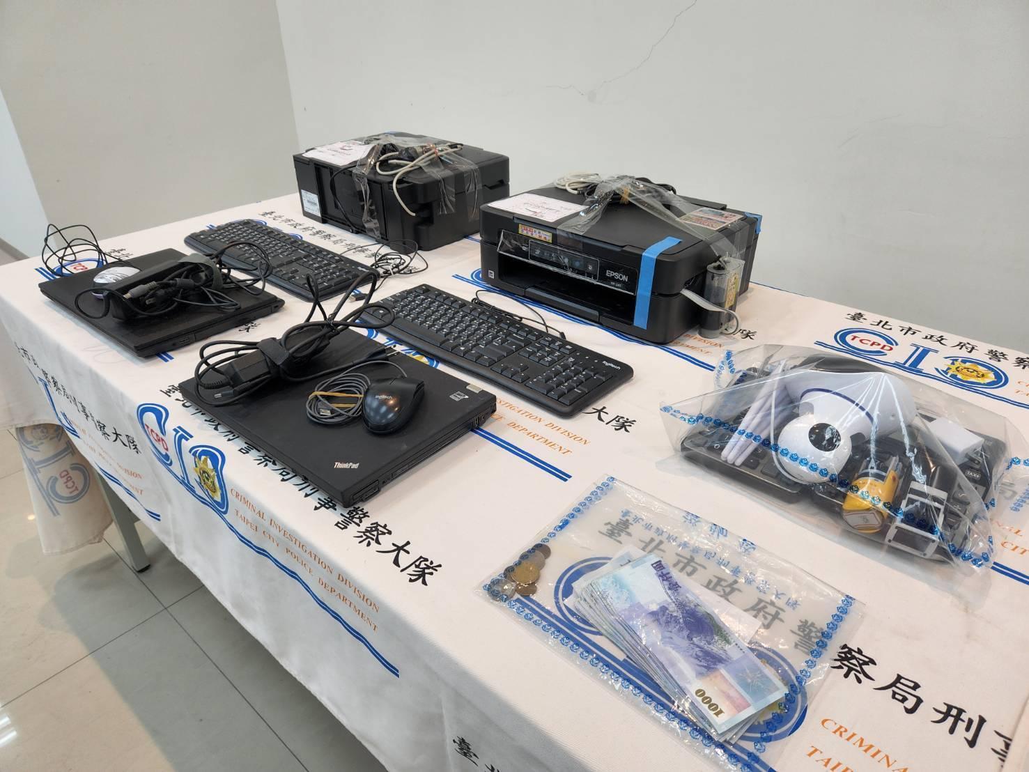 警方查扣筆記型電腦等證物一批。(翻攝畫面)
