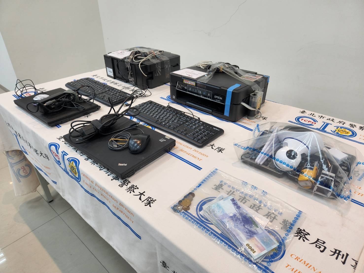 警方查扣筆記型電腦等證物一批。(翻攝畫面)