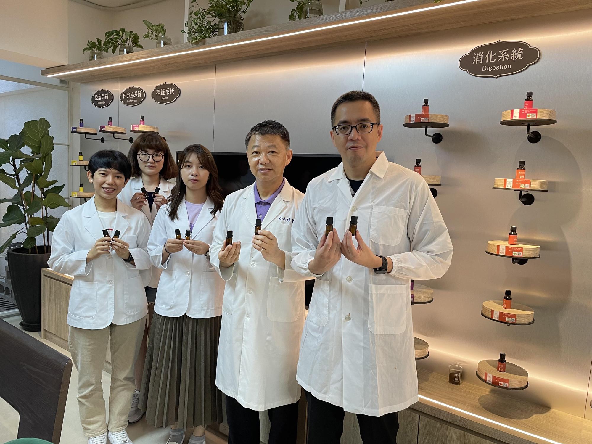 軒郁國際與弘光科大研發團隊共同努力，產品再次獲得國際發明展肯定，勇奪第21屆「馬來西亞MTE國際發明展」金牌。（軒郁國際提供）