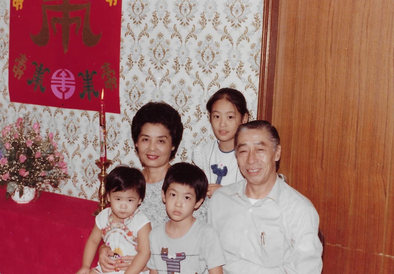 賈永婕小時候和爺爺奶奶，不少網友說她長得像奶奶。（翻攝自賈永婕臉書）