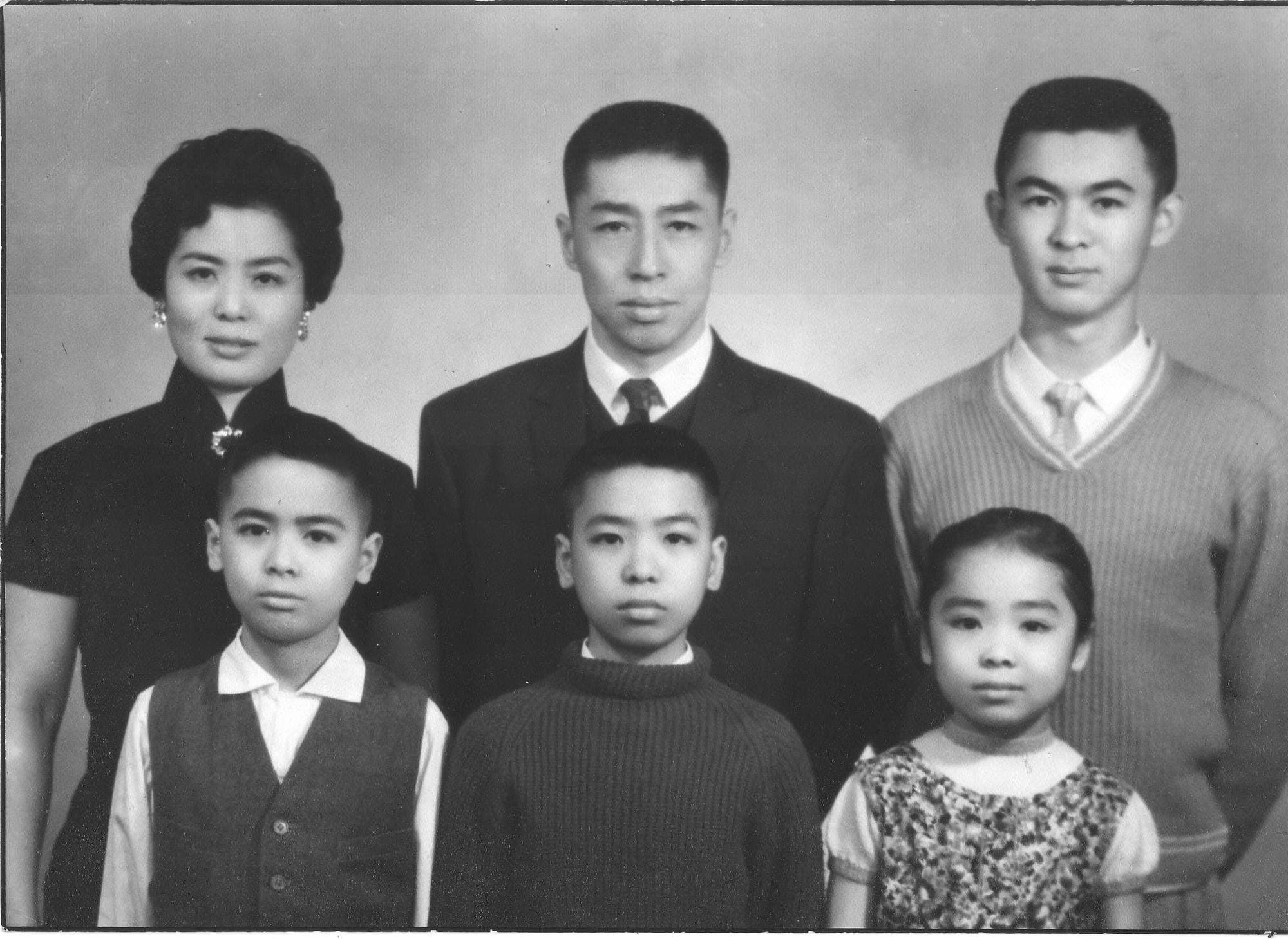 賈永婕的爺爺奶奶和爸爸一家人。（翻攝自賈永婕臉書）