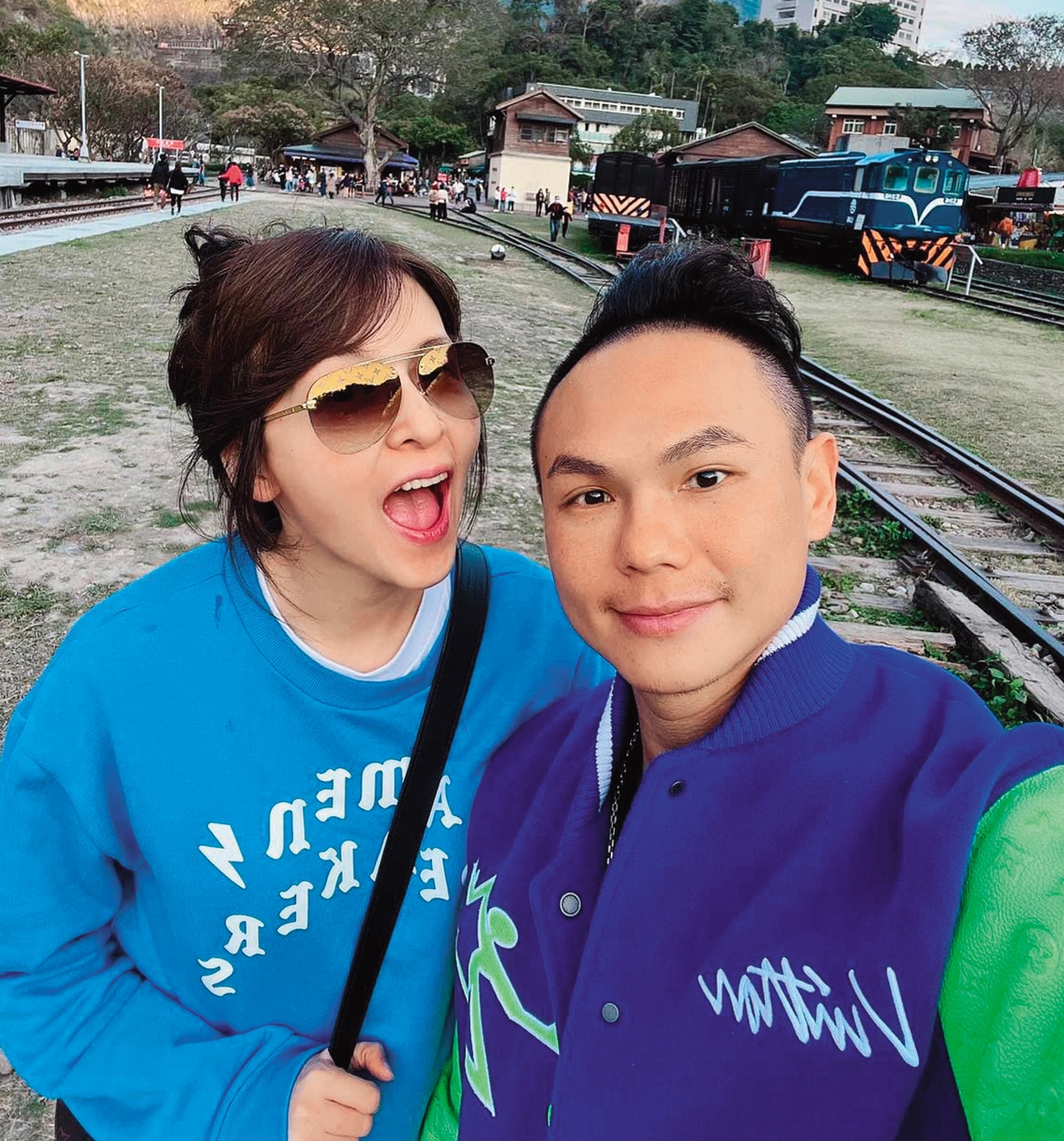 超哥(右)自稱愛家愛老婆(左),經常po出和老婆的出遊照。(翻攝自超派人生臉書)