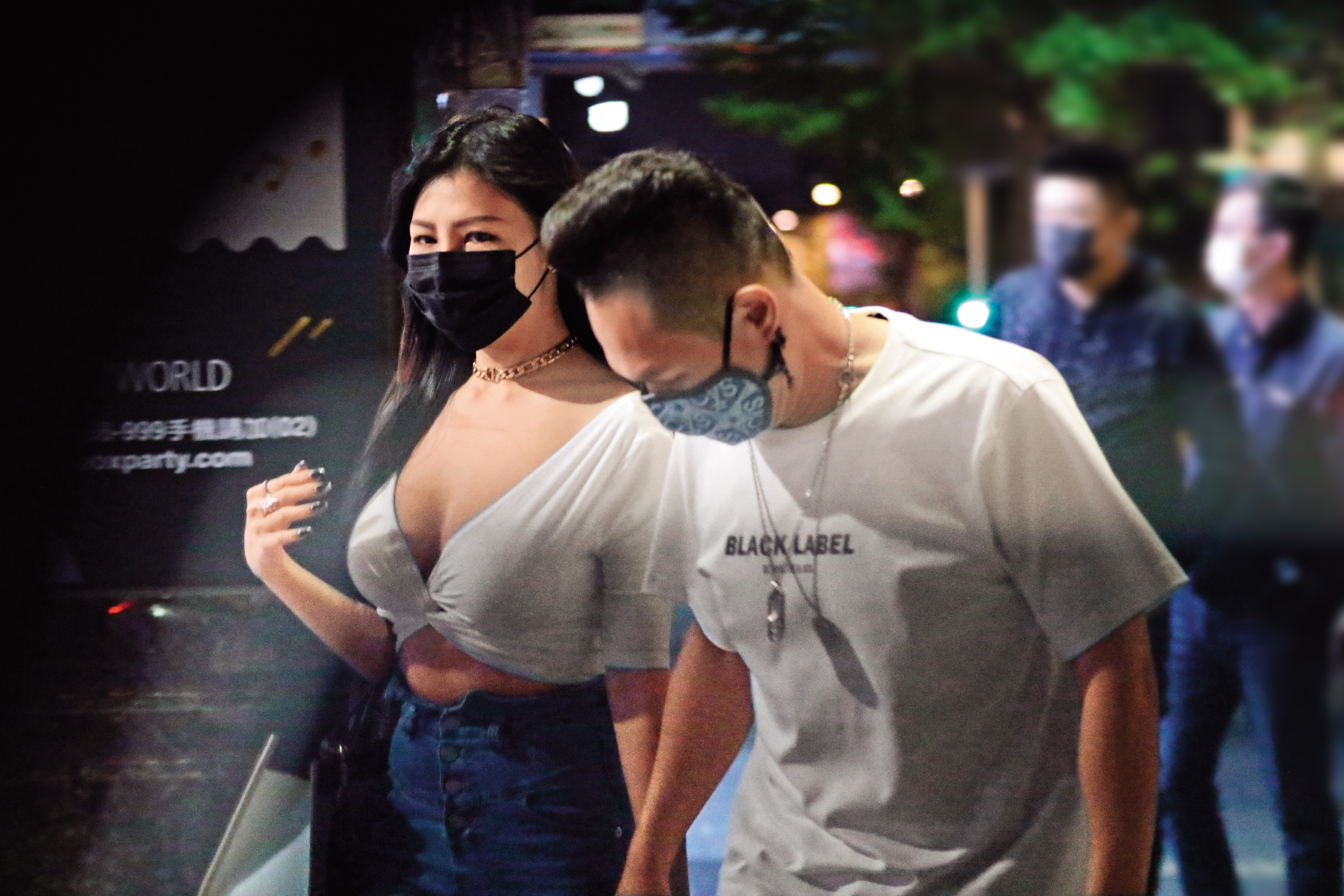 3月15日01：43，超哥和爆乳妹K歌完後，現身台北東區街頭。