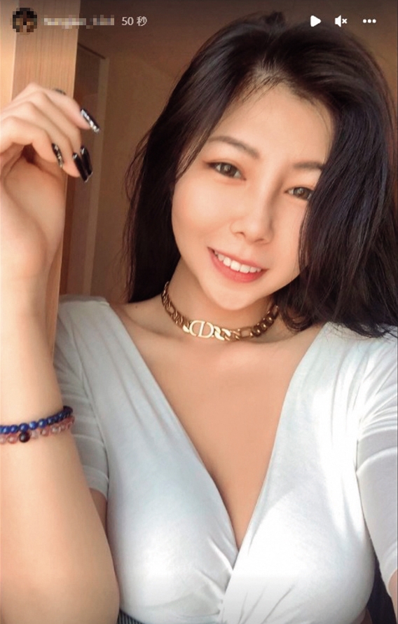 爆乳妹隔天開心在IG上po出在房間內穿著與前一晚同件衣服的限動照片。(翻攝自KAMA IG)